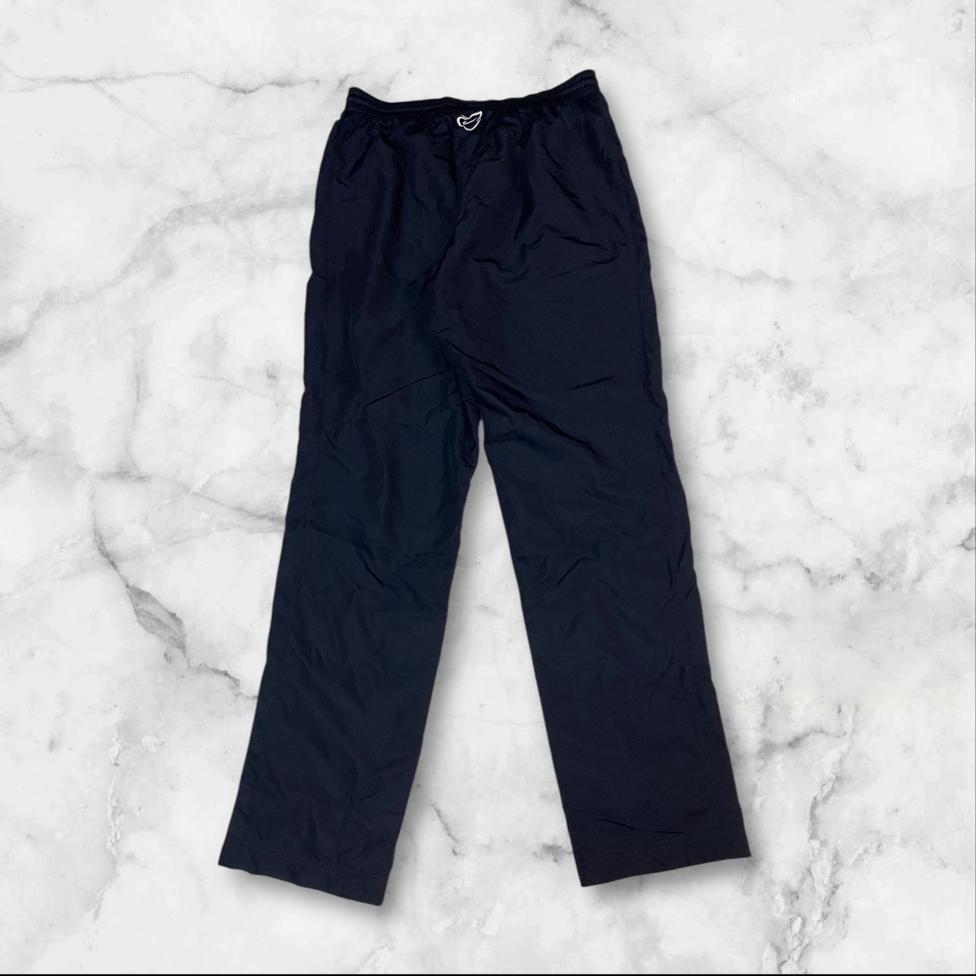 Entdecke unsere Vintage Track Pants von Nike und anderen Marken, erhältlich bei Valuxery.de - Dein Shop für trendige Vintage - Kleidung. Unsere Track Pants sind aus hochwertigen Materialien und