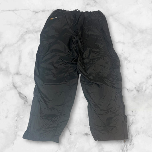 Entdecke unsere Vintage Track Pants von Nike und anderen Marken, erhältlich bei Valuxery.de - Dein Shop für trendige Vintage - Kleidung. Unsere Track Pants sind aus hochwertigen Materialien und