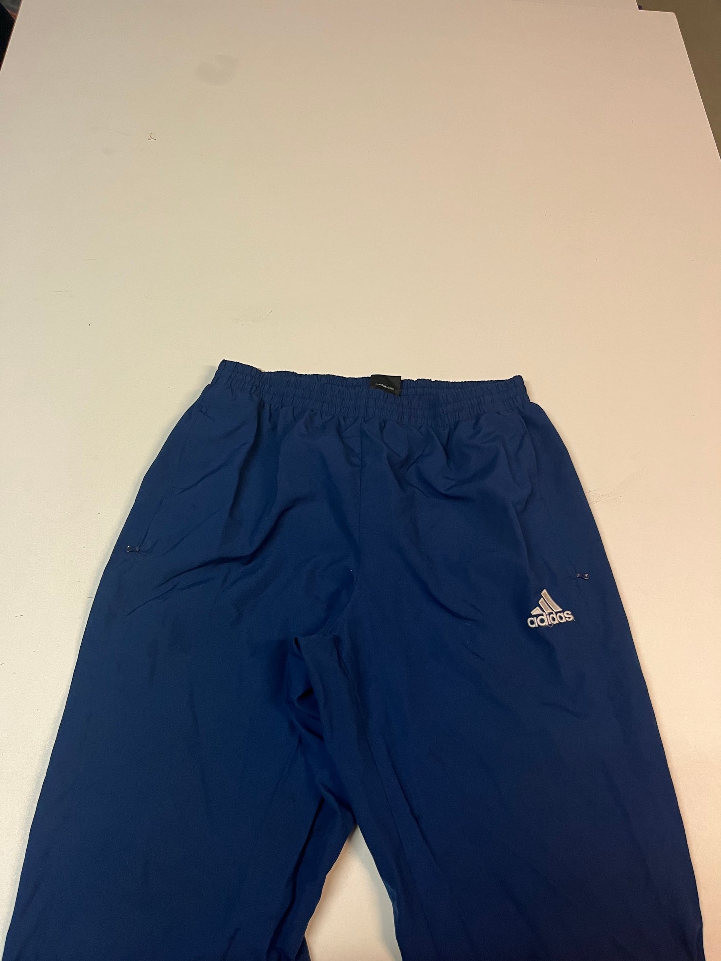 Entdecke unsere Vintage Track Pants von Nike und anderen Marken, erhältlich bei Valuxery.de - Dein Shop für trendige Vintage - Kleidung. Unsere Track Pants sind aus hochwertigen Materialien und