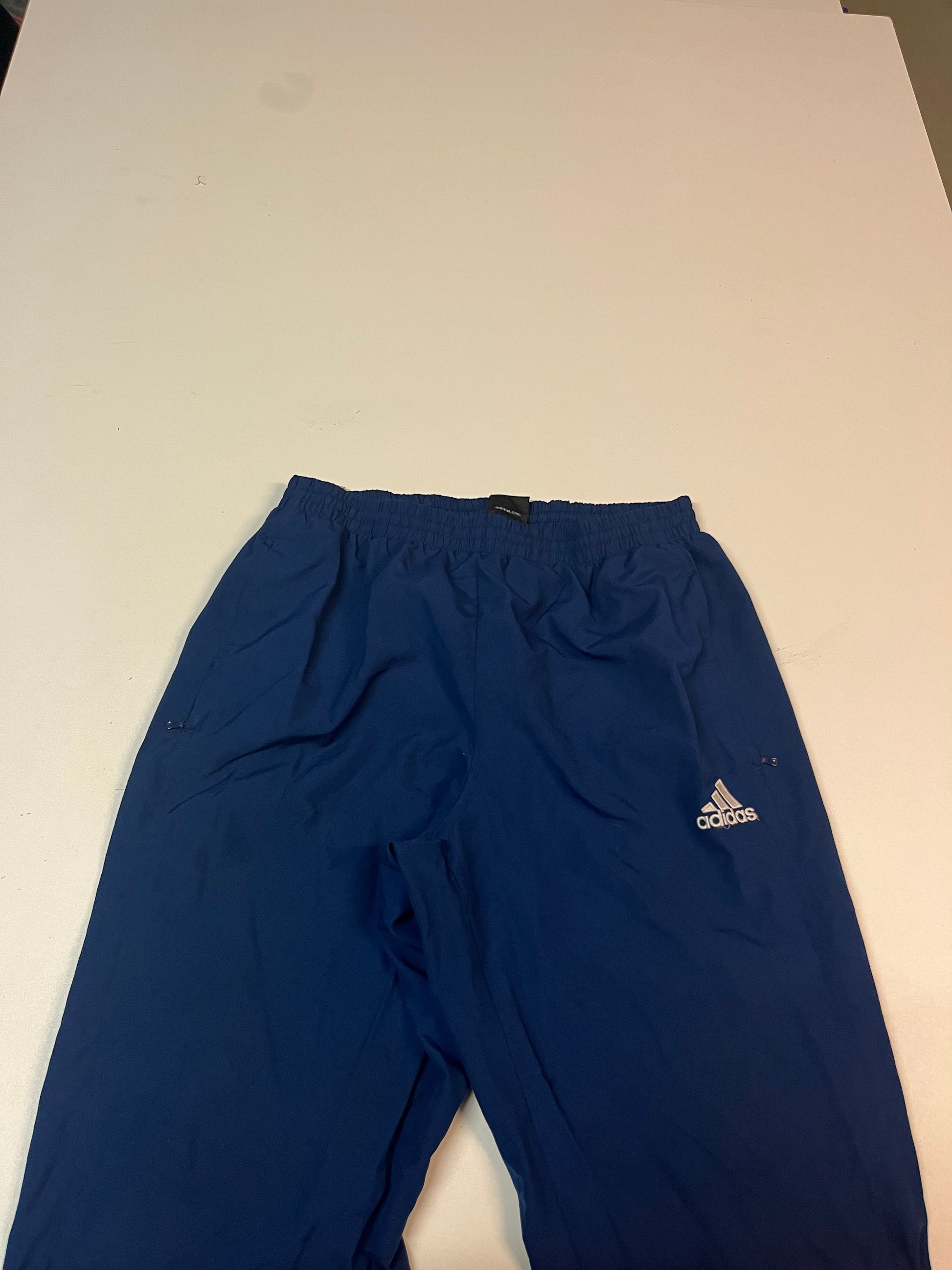 Entdecke unsere Vintage Track Pants von Nike und anderen Marken, erhältlich bei Valuxery.de - Dein Shop für trendige Vintage - Kleidung. Unsere Track Pants sind aus hochwertigen Materialien und