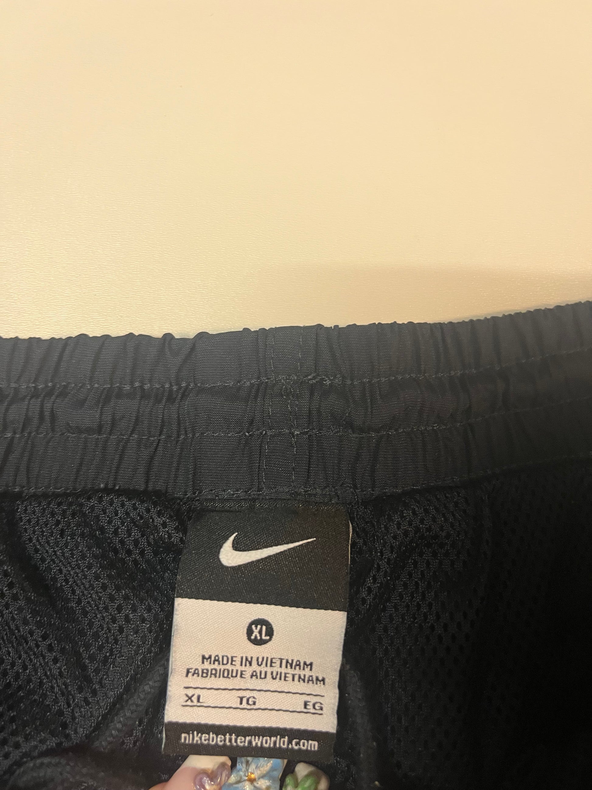 Entdecke unsere Vintage Track Pants von Nike und anderen Marken, erhältlich bei Valuxery.de - Dein Shop für trendige Vintage - Kleidung. Unsere Track Pants sind aus hochwertigen Materialien und