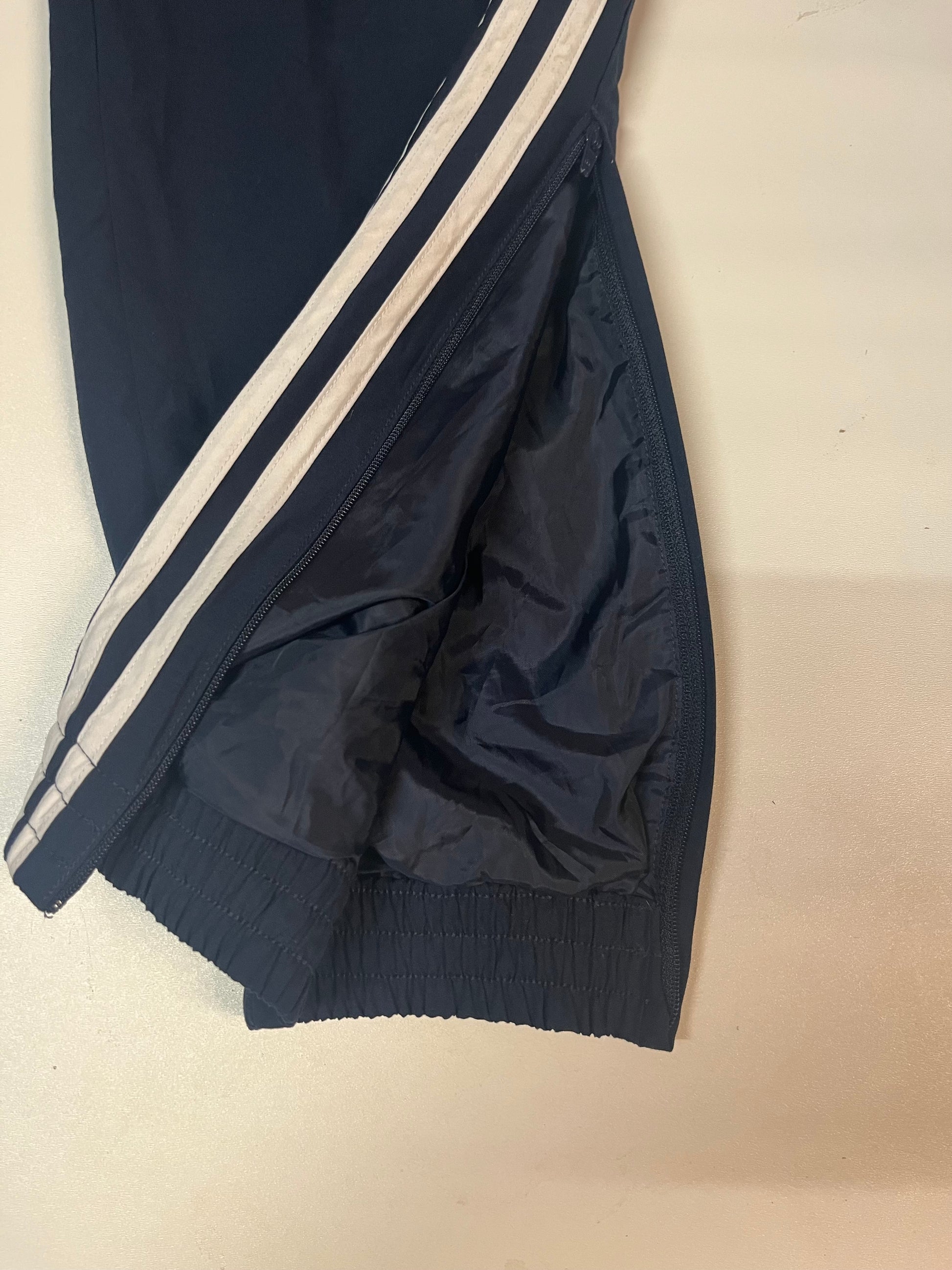 Entdecke unsere Vintage Track Pants von Nike und anderen Marken, erhältlich bei Valuxery.de - Dein Shop für trendige Vintage - Kleidung. Unsere Track Pants sind aus hochwertigen Materialien und