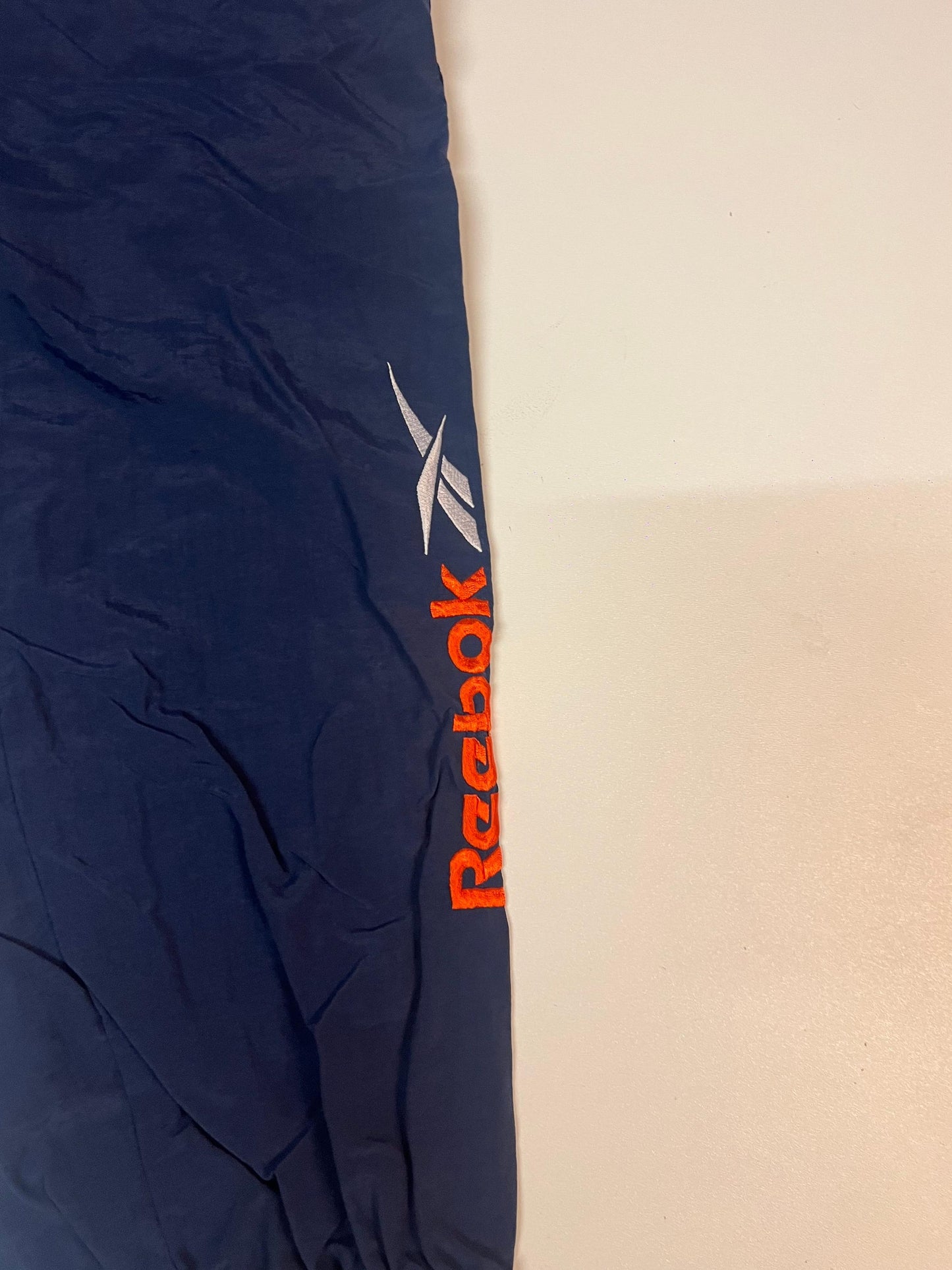Entdecke unsere Vintage Track Pants von Nike und anderen Marken, erhältlich bei Valuxery.de - Dein Shop für trendige Vintage - Kleidung. Unsere Track Pants sind aus hochwertigen Materialien und