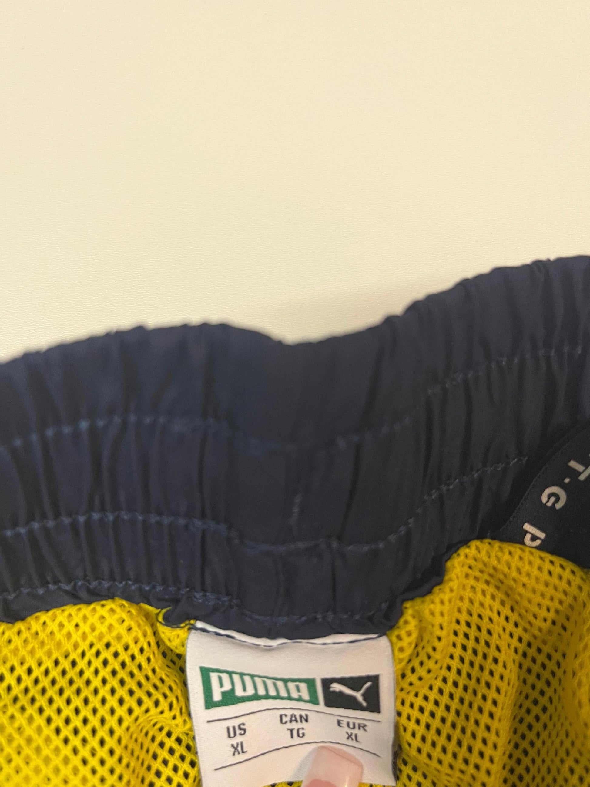 Entdecke unsere Vintage Track Pants von Nike und anderen Marken, erhältlich bei Valuxery.de - Dein Shop für trendige Vintage - Kleidung. Unsere Track Pants sind aus hochwertigen Materialien und