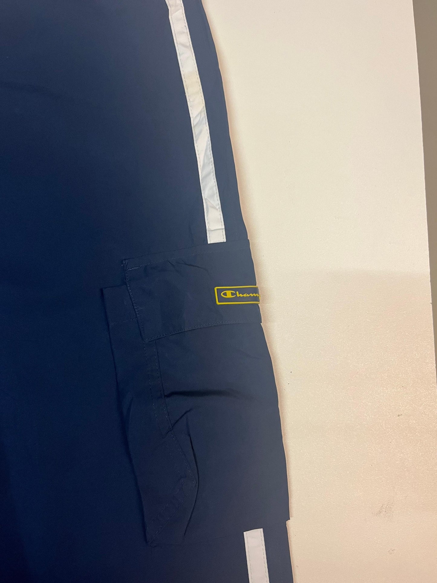 Entdecke unsere Vintage Track Pants von Nike und anderen Marken, erhältlich bei Valuxery.de - Dein Shop für trendige Vintage - Kleidung. Unsere Track Pants sind aus hochwertigen Materialien und