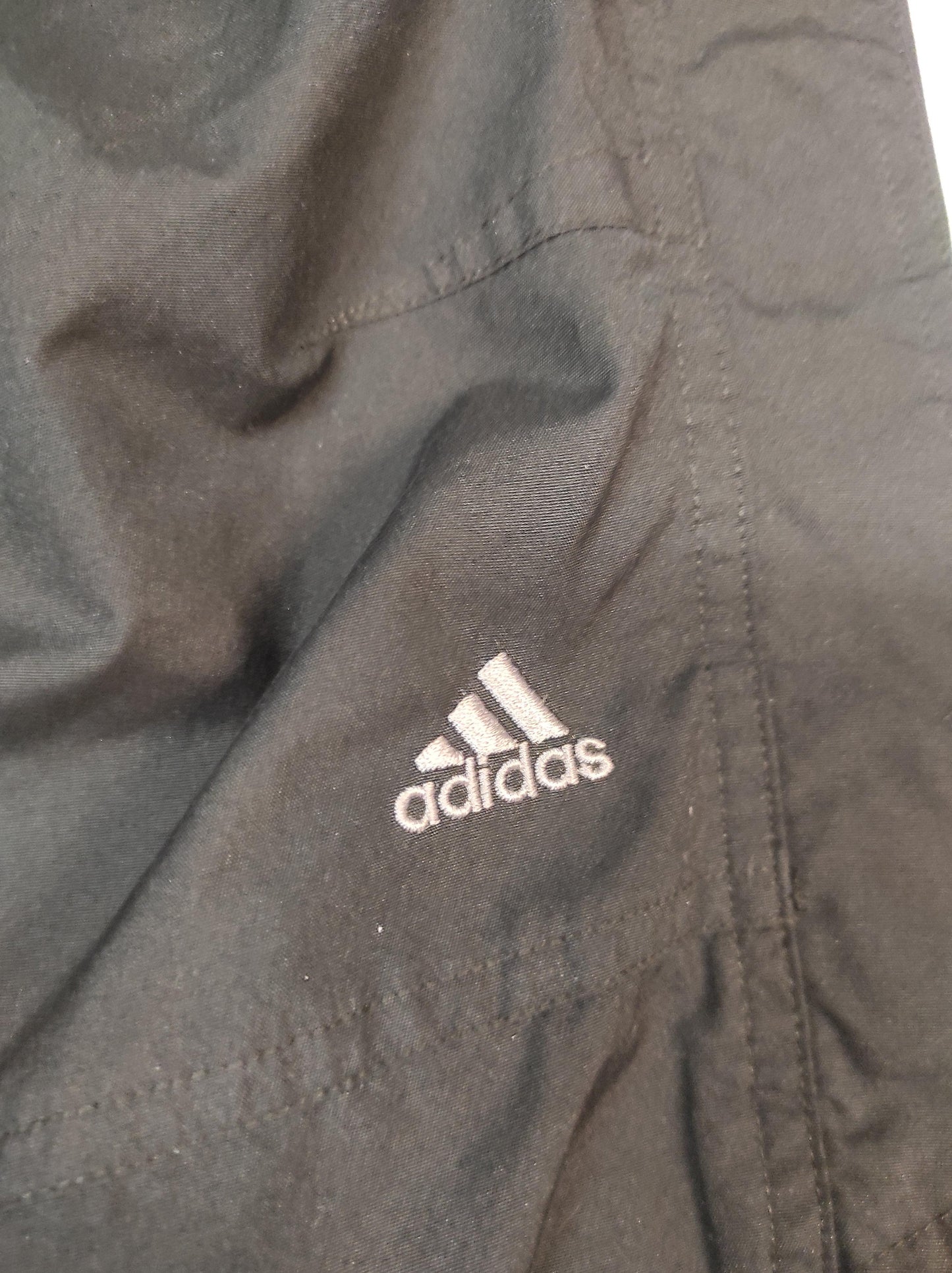 Entdecke unsere Vintage Track Pants von Nike und anderen Marken, erhältlich bei Valuxery.de - Dein Shop für trendige Vintage - Kleidung. Unsere Track Pants sind aus hochwertigen Materialien und