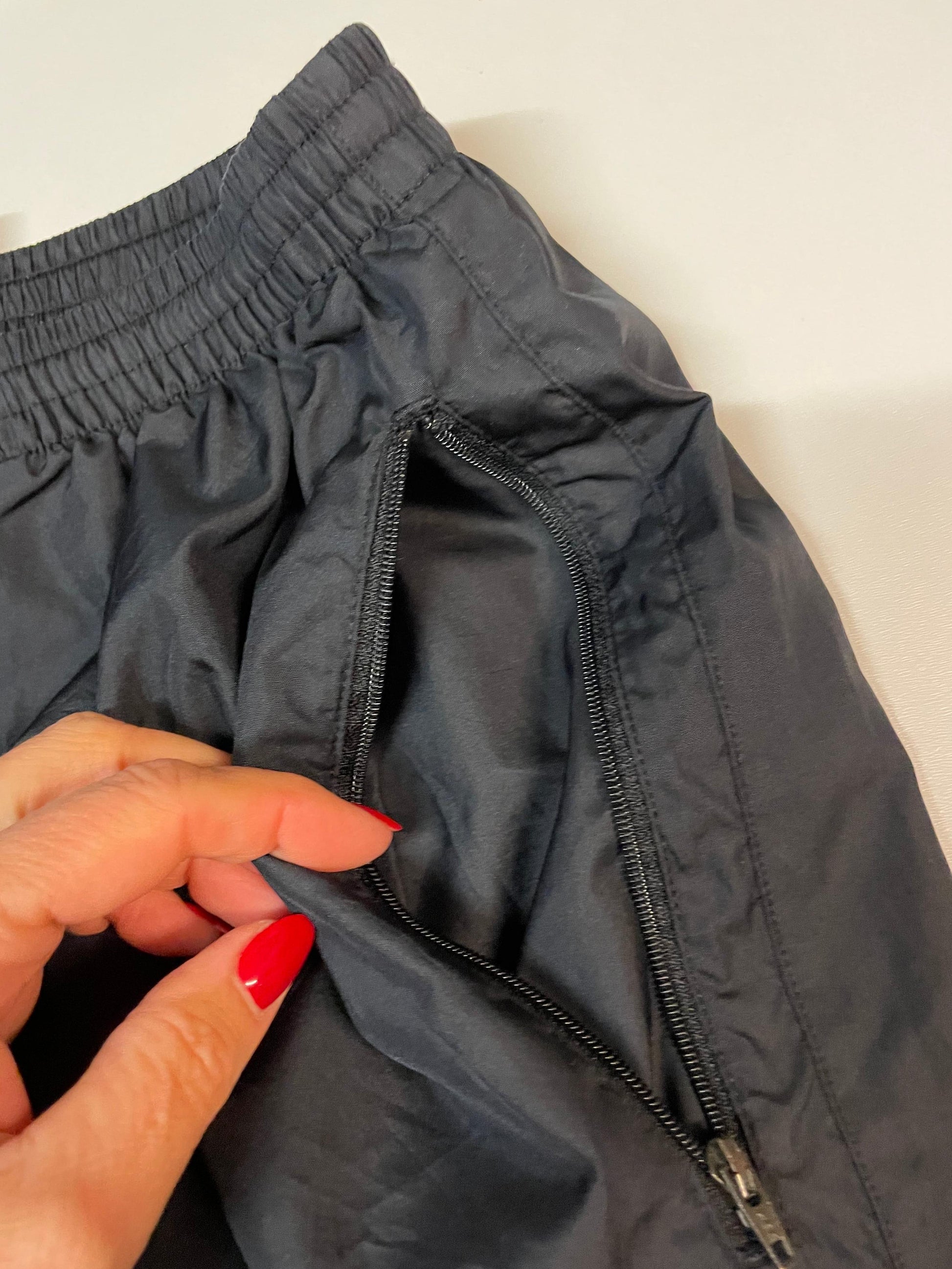 Entdecke unsere Vintage Track Pants von Nike und anderen Marken, erhältlich bei Valuxery.de - Dein Shop für trendige Vintage - Kleidung. Unsere Track Pants sind aus hochwertigen Materialien und