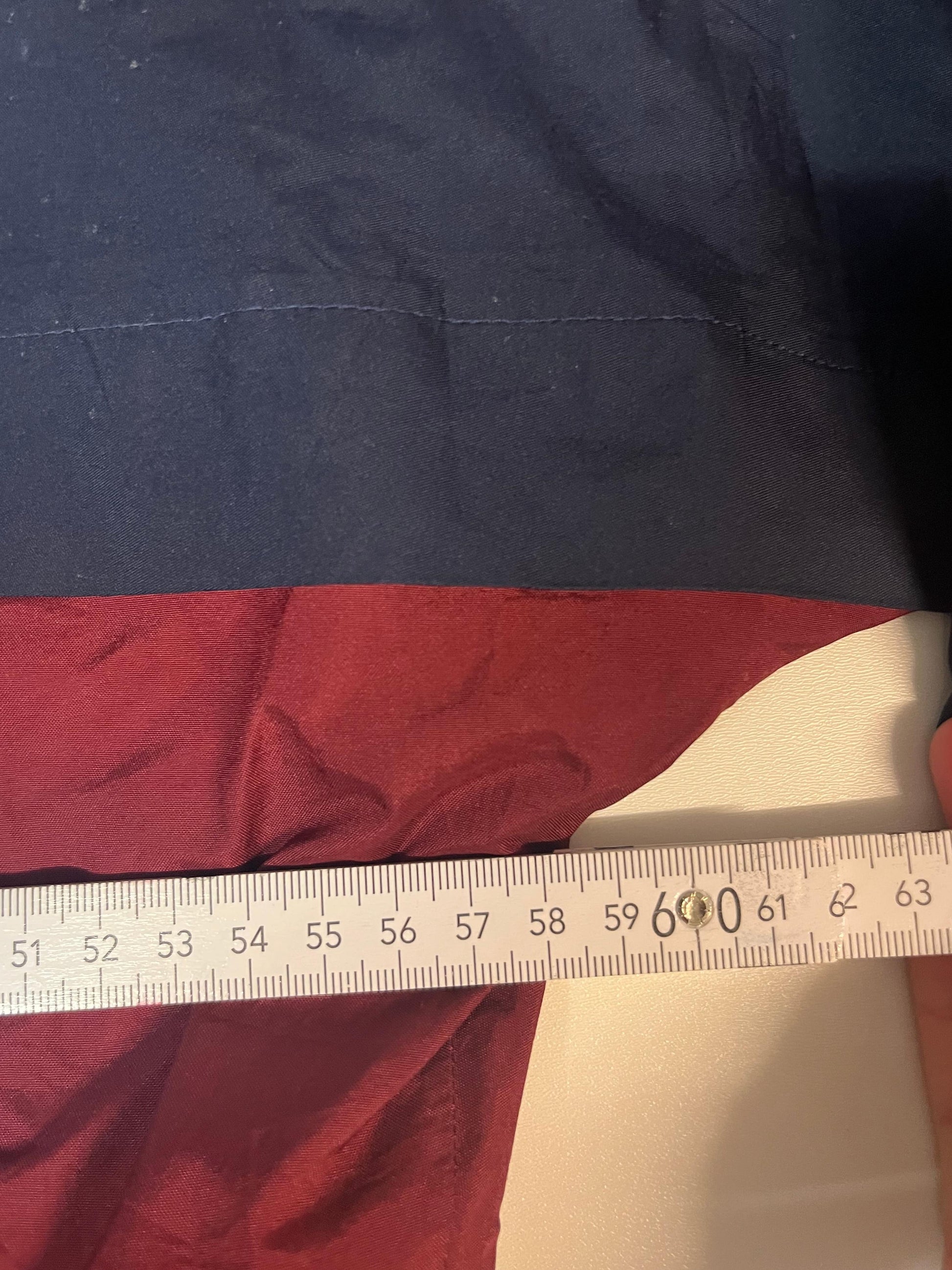 Entdecke unsere Vintage Track Pants von Nike und anderen Marken, erhältlich bei Valuxery.de - Dein Shop für trendige Vintage - Kleidung. Unsere Track Pants sind aus hochwertigen Materialien und