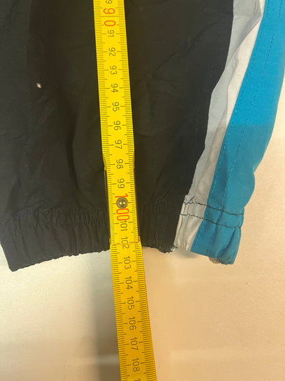 Entdecke unsere Vintage Track Pants von Nike und anderen Marken, erhältlich bei Valuxery.de - Dein Shop für trendige Vintage - Kleidung. Unsere Track Pants sind aus hochwertigen Materialien und