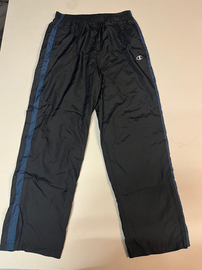 Entdecke unsere Vintage Track Pants von Nike und anderen Marken, erhältlich bei Valuxery.de - Dein Shop für trendige Vintage - Kleidung. Unsere Track Pants sind aus hochwertigen Materialien und