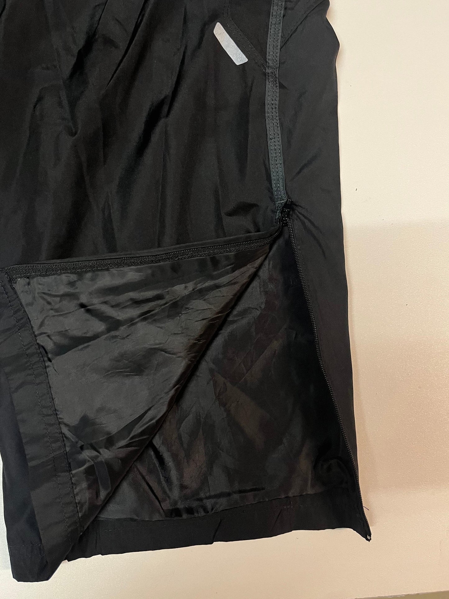 Entdecke unsere Vintage Track Pants von Nike und anderen Marken, erhältlich bei Valuxery.de - Dein Shop für trendige Vintage - Kleidung. Unsere Track Pants sind aus hochwertigen Materialien und