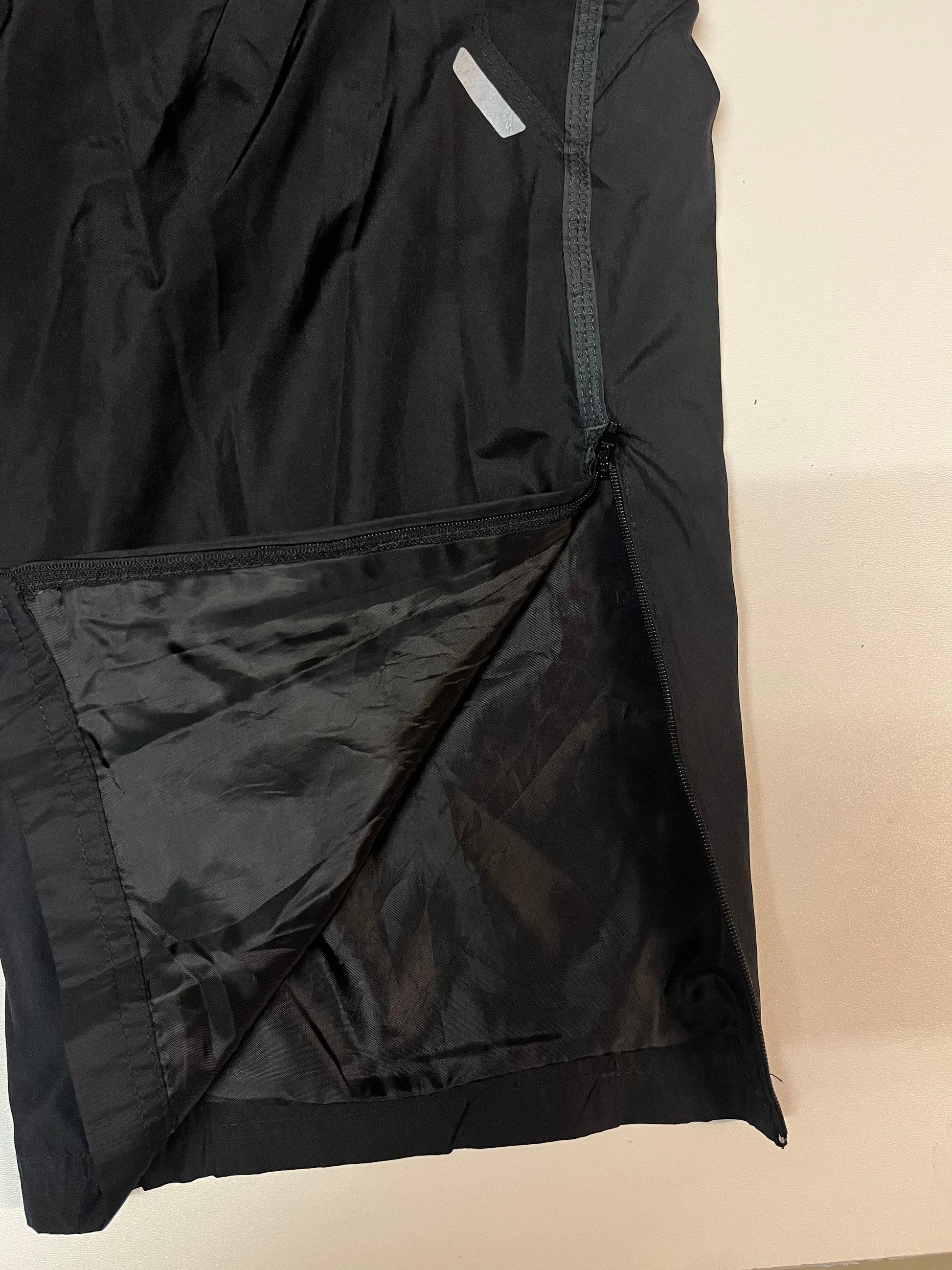 Entdecke unsere Vintage Track Pants von Nike und anderen Marken, erhältlich bei Valuxery.de - Dein Shop für trendige Vintage - Kleidung. Unsere Track Pants sind aus hochwertigen Materialien und