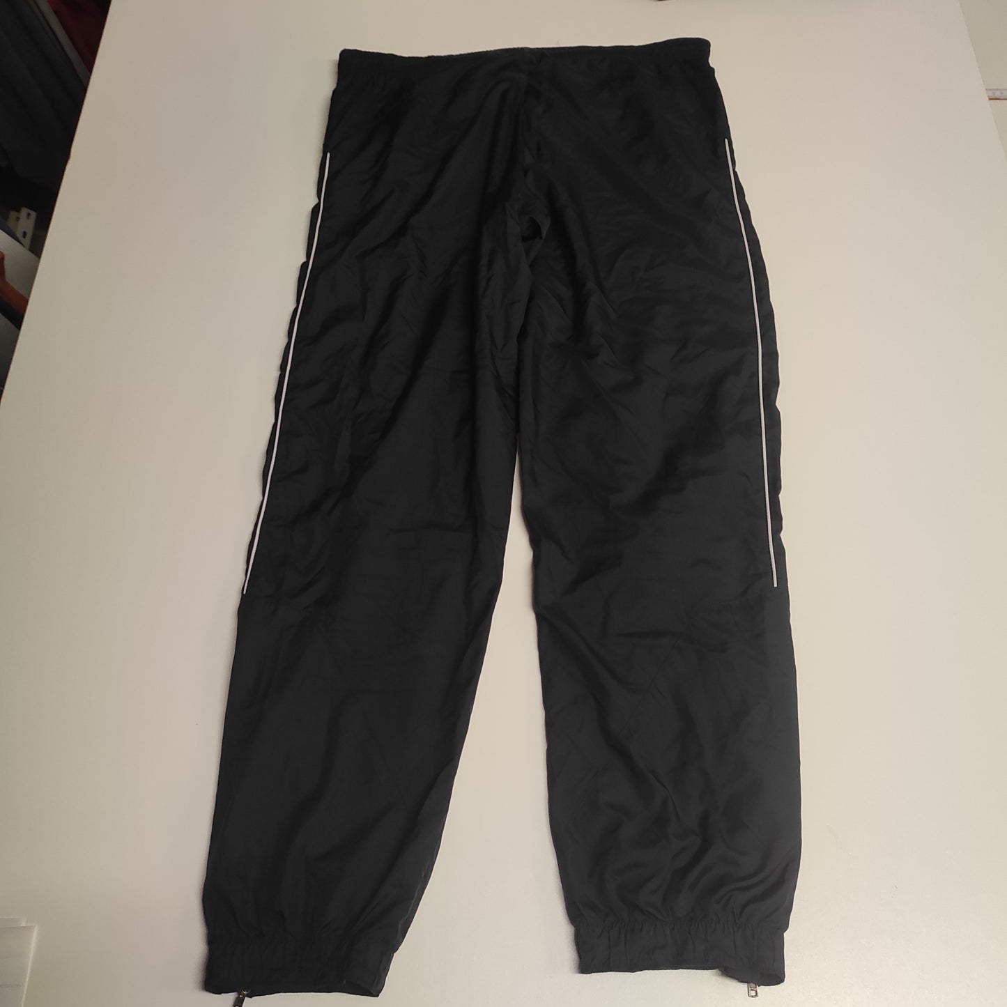 Entdecke unsere Vintage Track Pants von Nike und anderen Marken, erhältlich bei Valuxery.de - Dein Shop für trendige Vintage - Kleidung. Unsere Track Pants sind aus hochwertigen Materialien und