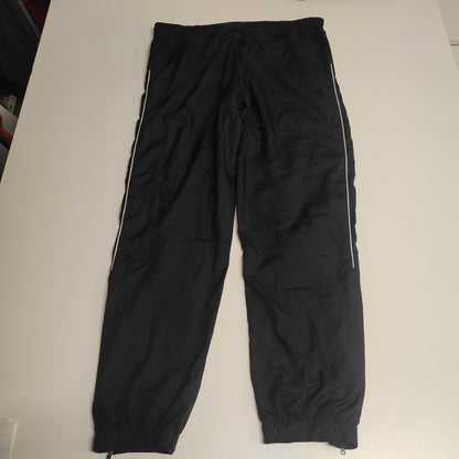 Entdecke unsere Vintage Track Pants von Nike und anderen Marken, erhältlich bei Valuxery.de - Dein Shop für trendige Vintage - Kleidung. Unsere Track Pants sind aus hochwertigen Materialien und