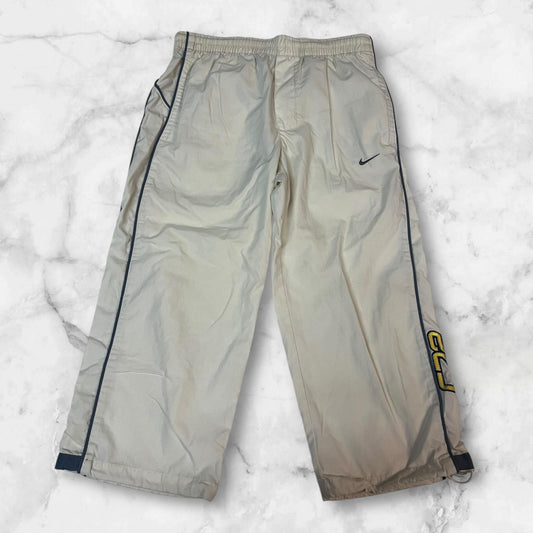Entdecke unsere Vintage Track Pants von Nike und anderen Marken, erhältlich bei Valuxery.de - Dein Shop für trendige Vintage - Kleidung. Unsere Track Pants sind aus hochwertigen Materialien und