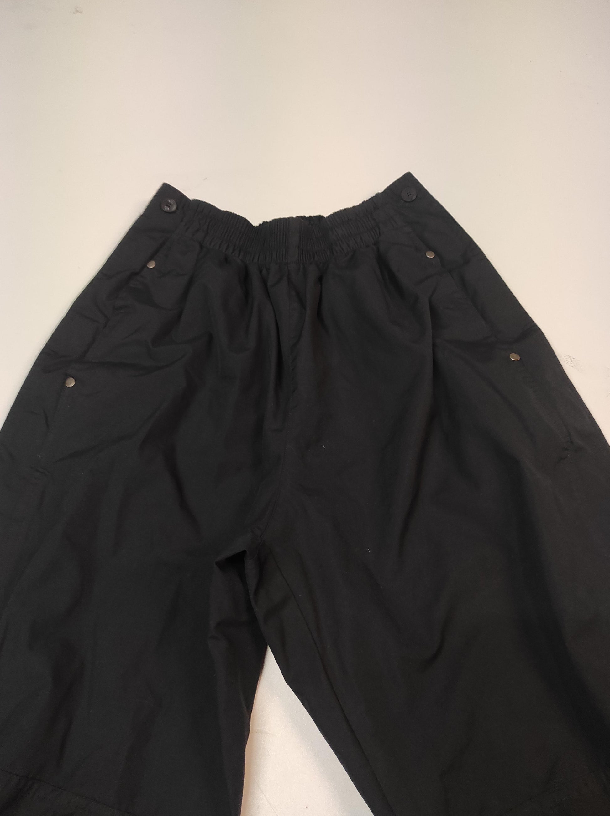 Entdecke unsere Vintage Track Pants von Nike und anderen Marken, erhältlich bei Valuxery.de - Dein Shop für trendige Vintage - Kleidung. Unsere Track Pants sind aus hochwertigen Materialien und