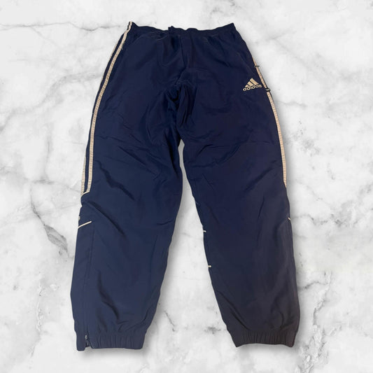Entdecke unsere Vintage Track Pants von Nike und anderen Marken, erhältlich bei Valuxery.de - Dein Shop für trendige Vintage - Kleidung. Unsere Track Pants sind aus hochwertigen Materialien und
