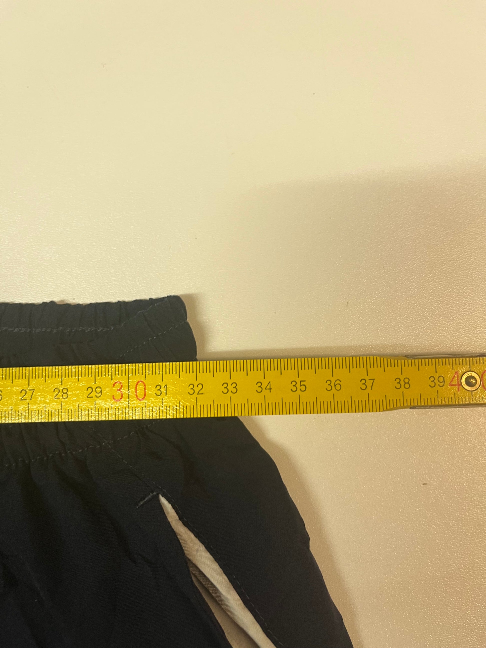 Entdecke unsere Vintage Track Pants von Nike und anderen Marken, erhältlich bei Valuxery.de - Dein Shop für trendige Vintage - Kleidung. Unsere Track Pants sind aus hochwertigen Materialien und