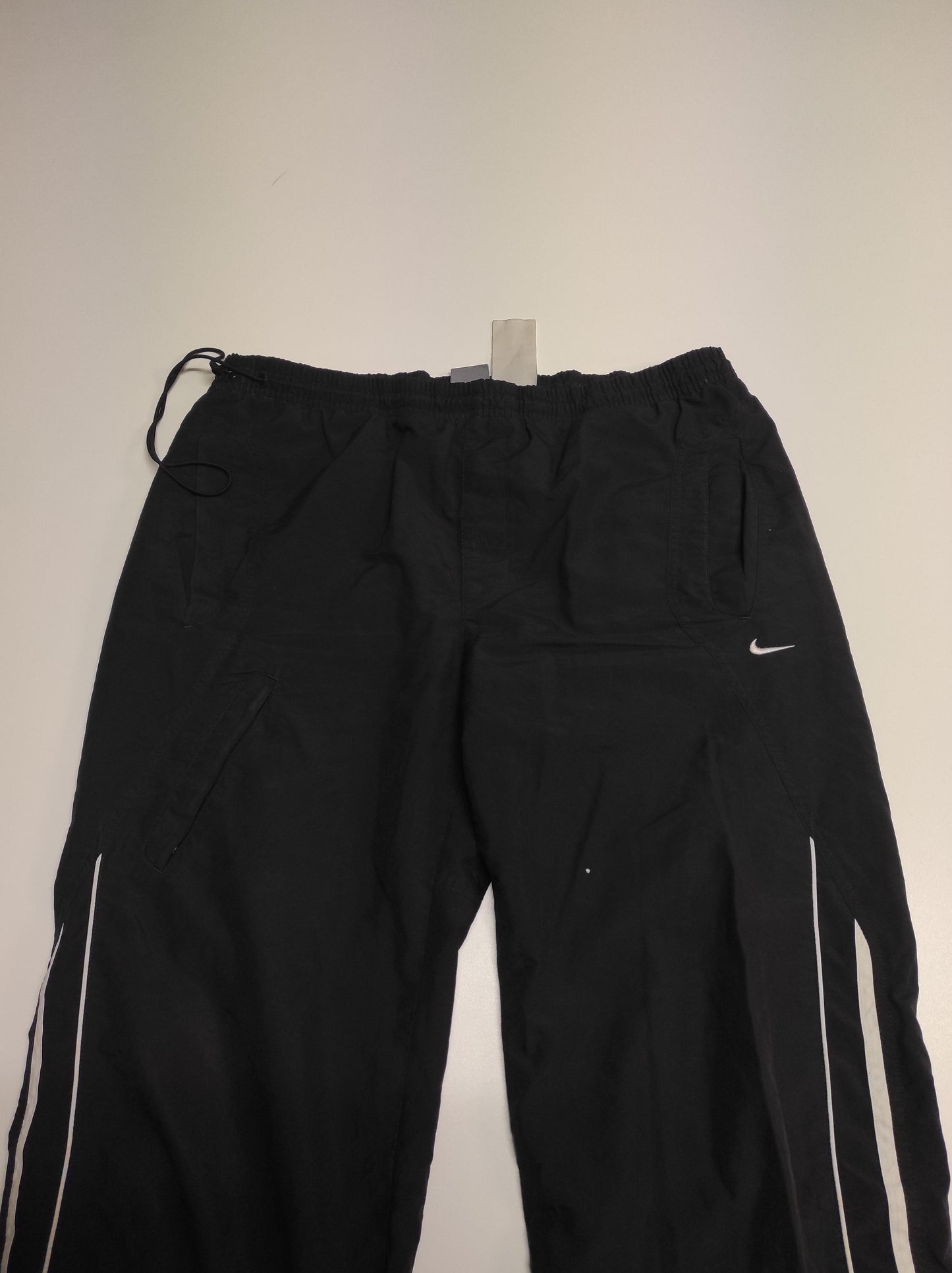 Entdecke unsere Vintage Track Pants von Nike und anderen Marken, erhältlich bei Valuxery.de - Dein Shop für trendige Vintage - Kleidung. Unsere Track Pants sind aus hochwertigen Materialien und