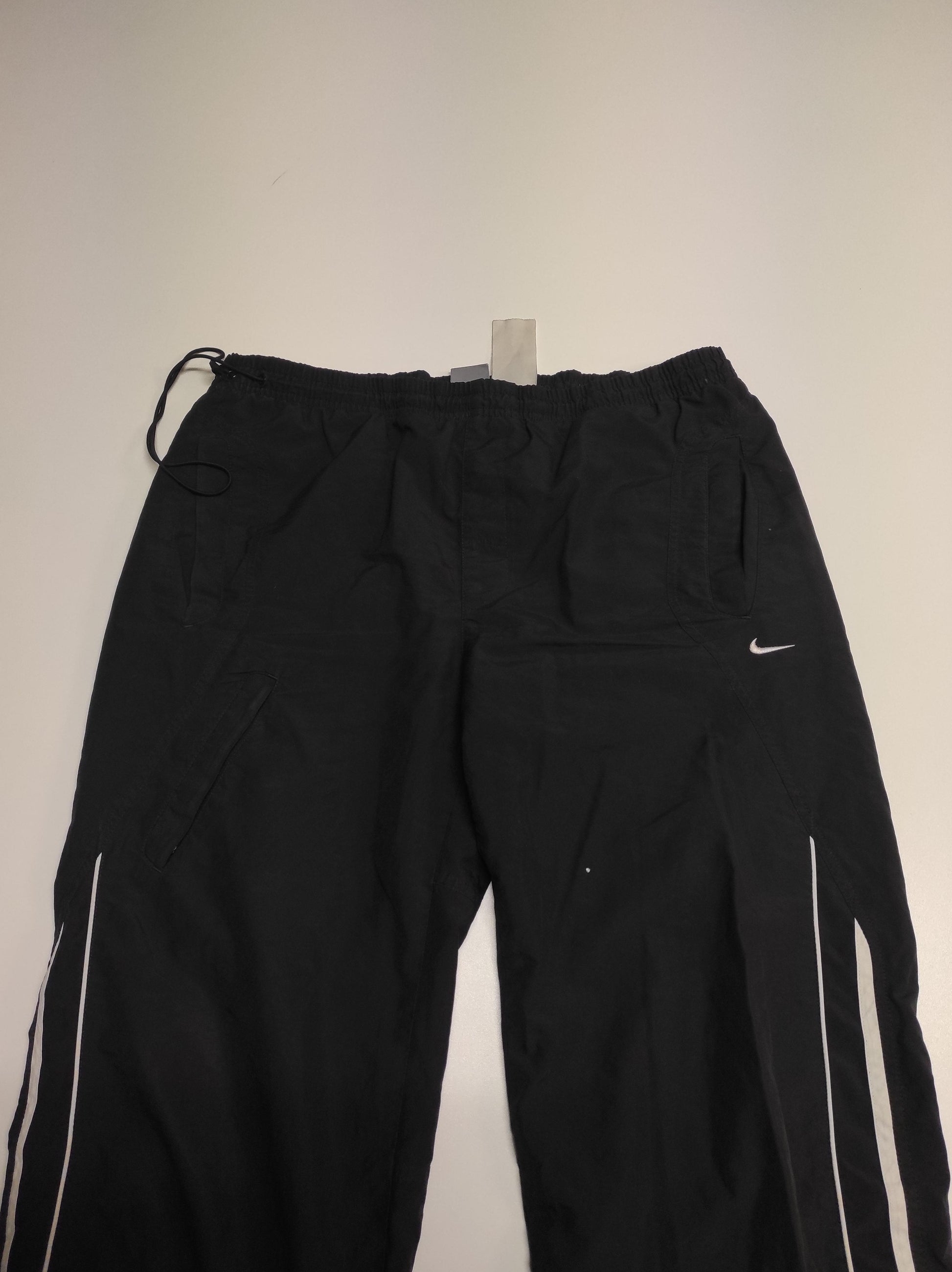 Entdecke unsere Vintage Track Pants von Nike und anderen Marken, erhältlich bei Valuxery.de - Dein Shop für trendige Vintage - Kleidung. Unsere Track Pants sind aus hochwertigen Materialien und