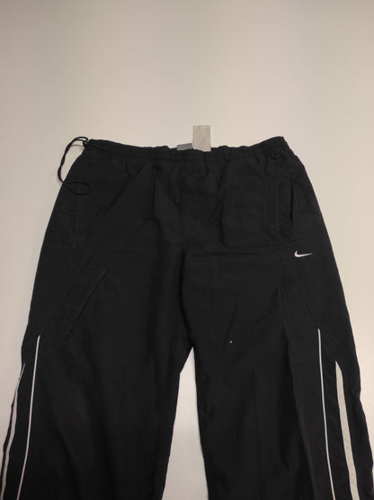 Entdecke unsere Vintage Track Pants von Nike und anderen Marken, erhältlich bei Valuxery.de - Dein Shop für trendige Vintage - Kleidung. Unsere Track Pants sind aus hochwertigen Materialien und