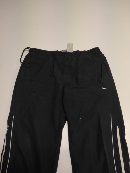 Entdecke unsere Vintage Track Pants von Nike und anderen Marken, erhältlich bei Valuxery.de - Dein Shop für trendige Vintage - Kleidung. Unsere Track Pants sind aus hochwertigen Materialien und