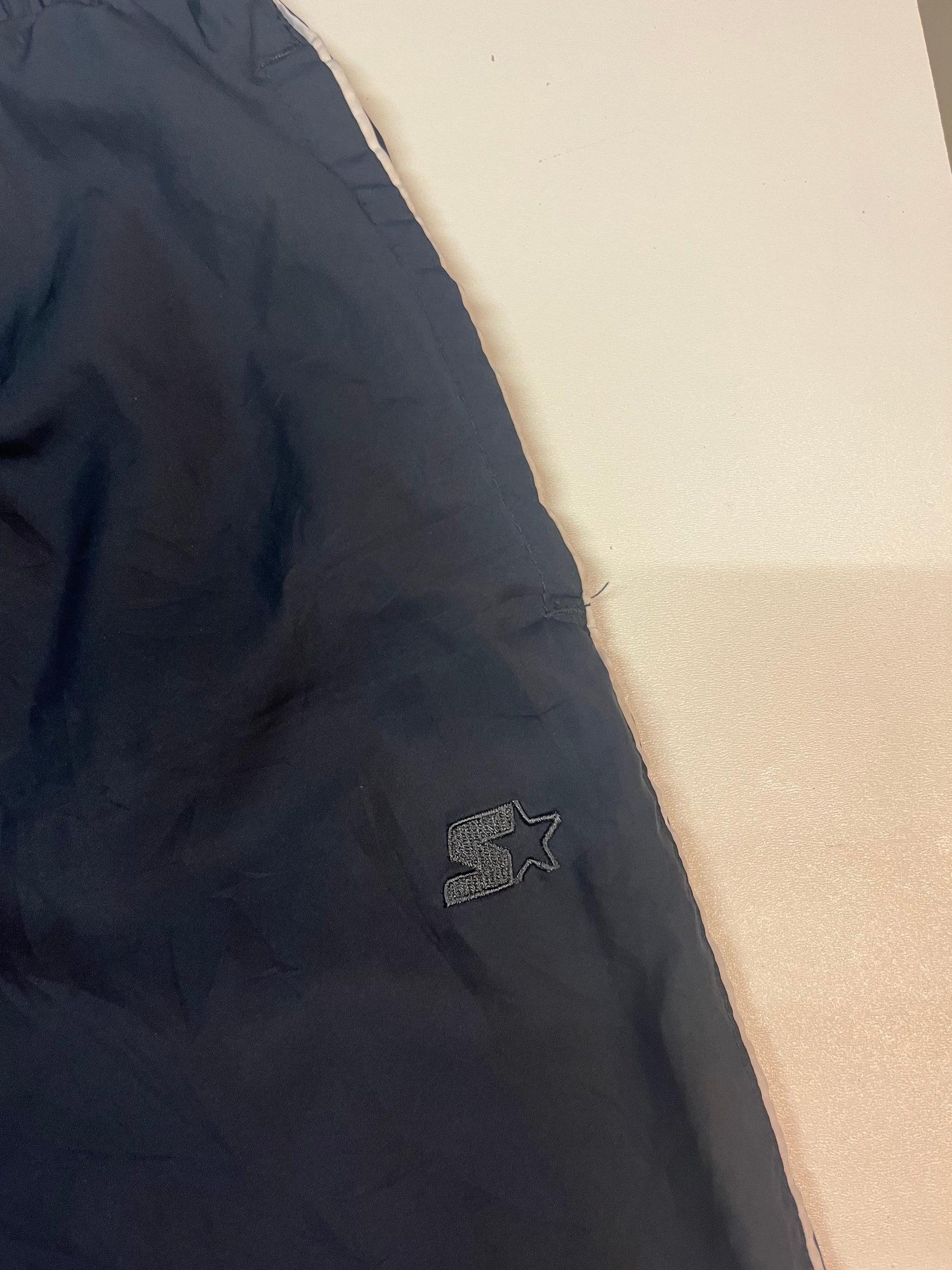 Entdecke unsere Vintage Track Pants von Nike und anderen Marken, erhältlich bei Valuxery.de - Dein Shop für trendige Vintage - Kleidung. Unsere Track Pants sind aus hochwertigen Materialien und