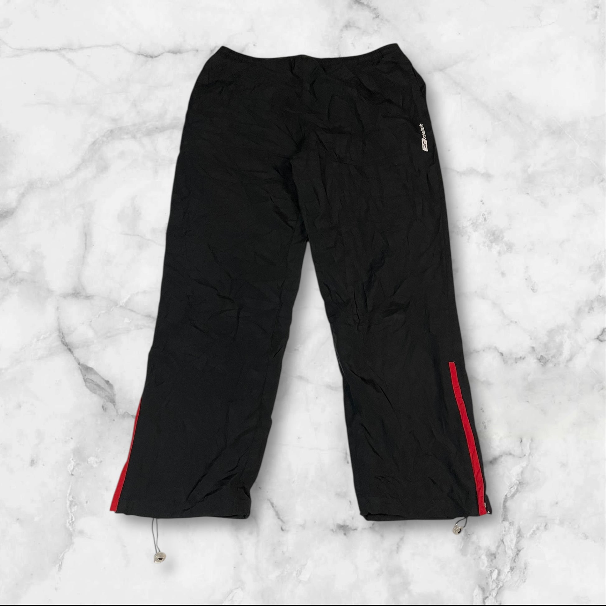 Entdecke unsere Vintage Track Pants von Nike und anderen Marken, erhältlich bei Valuxery.de - Dein Shop für trendige Vintage - Kleidung. Unsere Track Pants sind aus hochwertigen Materialien und