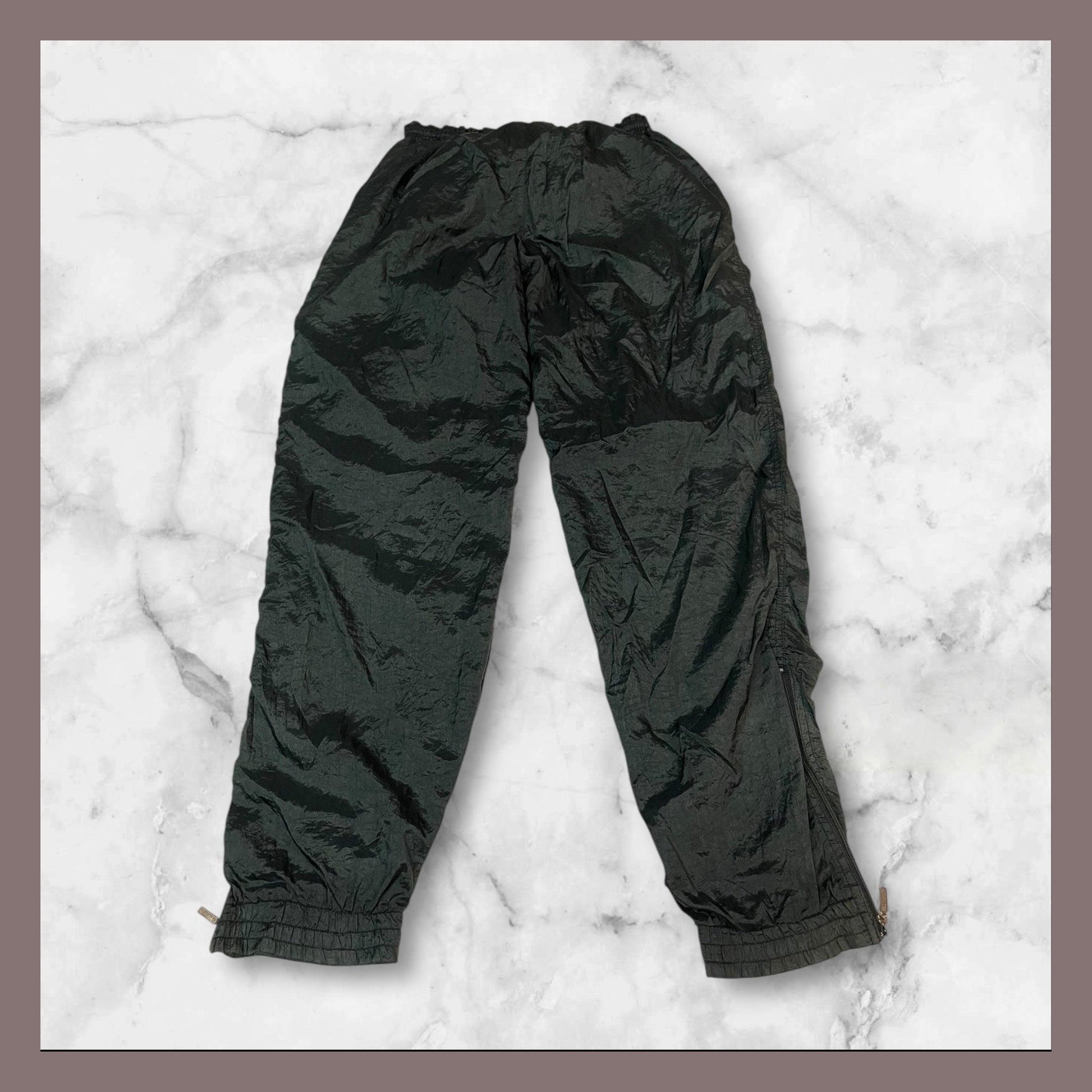 Entdecke unsere Vintage Track Pants von Nike und anderen Marken, erhältlich bei Valuxery.de - Dein Shop für trendige Vintage - Kleidung. Unsere Track Pants sind aus hochwertigen Materialien und