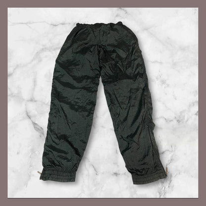 Entdecke unsere Vintage Track Pants von Nike und anderen Marken, erhältlich bei Valuxery.de - Dein Shop für trendige Vintage - Kleidung. Unsere Track Pants sind aus hochwertigen Materialien und