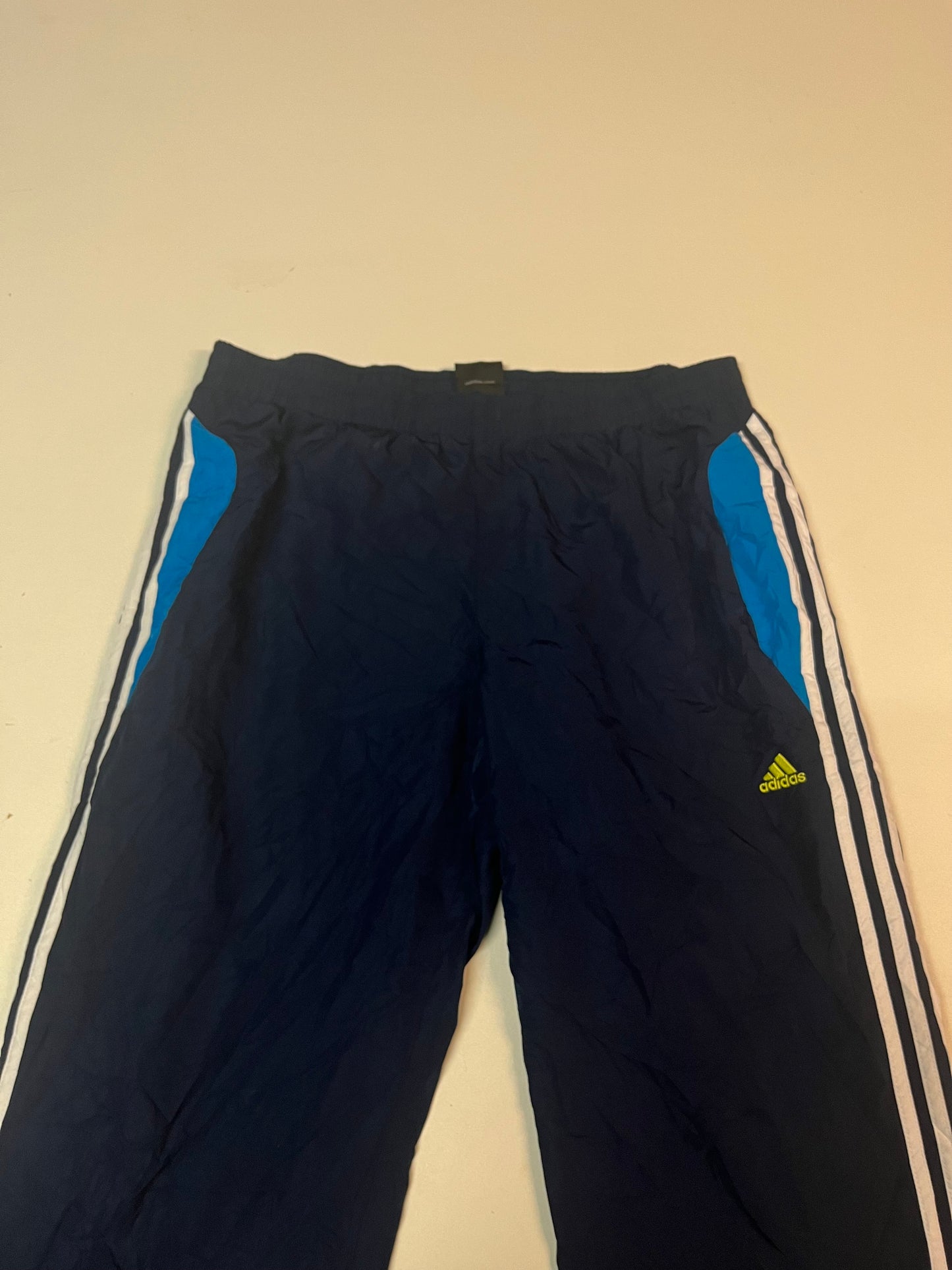 Entdecke unsere Vintage Track Pants von Nike und anderen Marken, erhältlich bei Valuxery.de - Dein Shop für trendige Vintage - Kleidung. Unsere Track Pants sind aus hochwertigen Materialien und