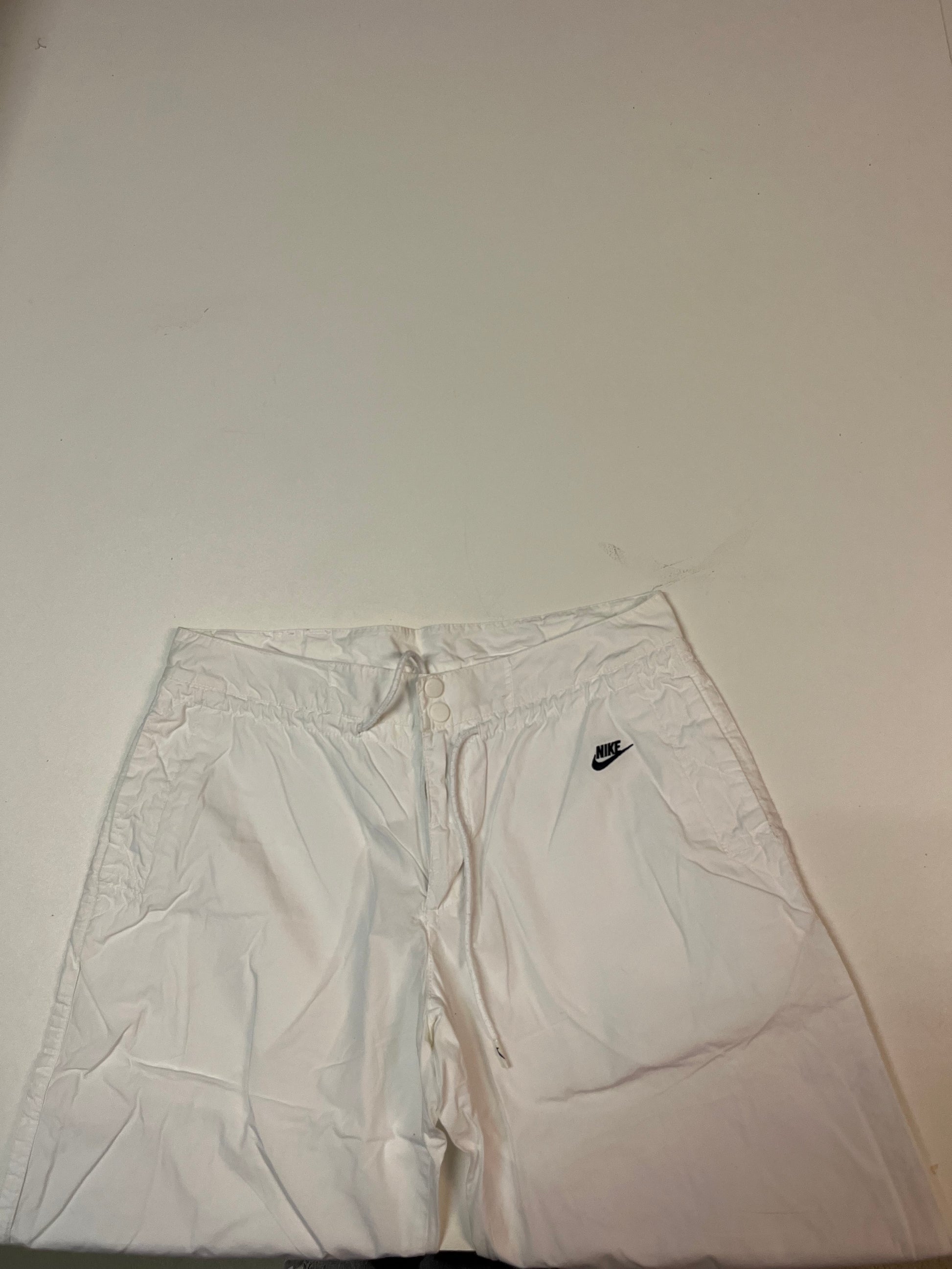 Entdecke unsere Vintage Track Pants von Nike und anderen Marken, erhältlich bei Valuxery.de - Dein Shop für trendige Vintage - Kleidung. Unsere Track Pants sind aus hochwertigen Materialien und