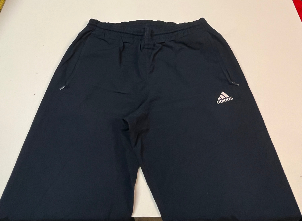 Entdecke unsere Vintage Track Pants von Nike und anderen Marken, erhältlich bei Valuxery.de - Dein Shop für trendige Vintage - Kleidung. Unsere Track Pants sind aus hochwertigen Materialien und