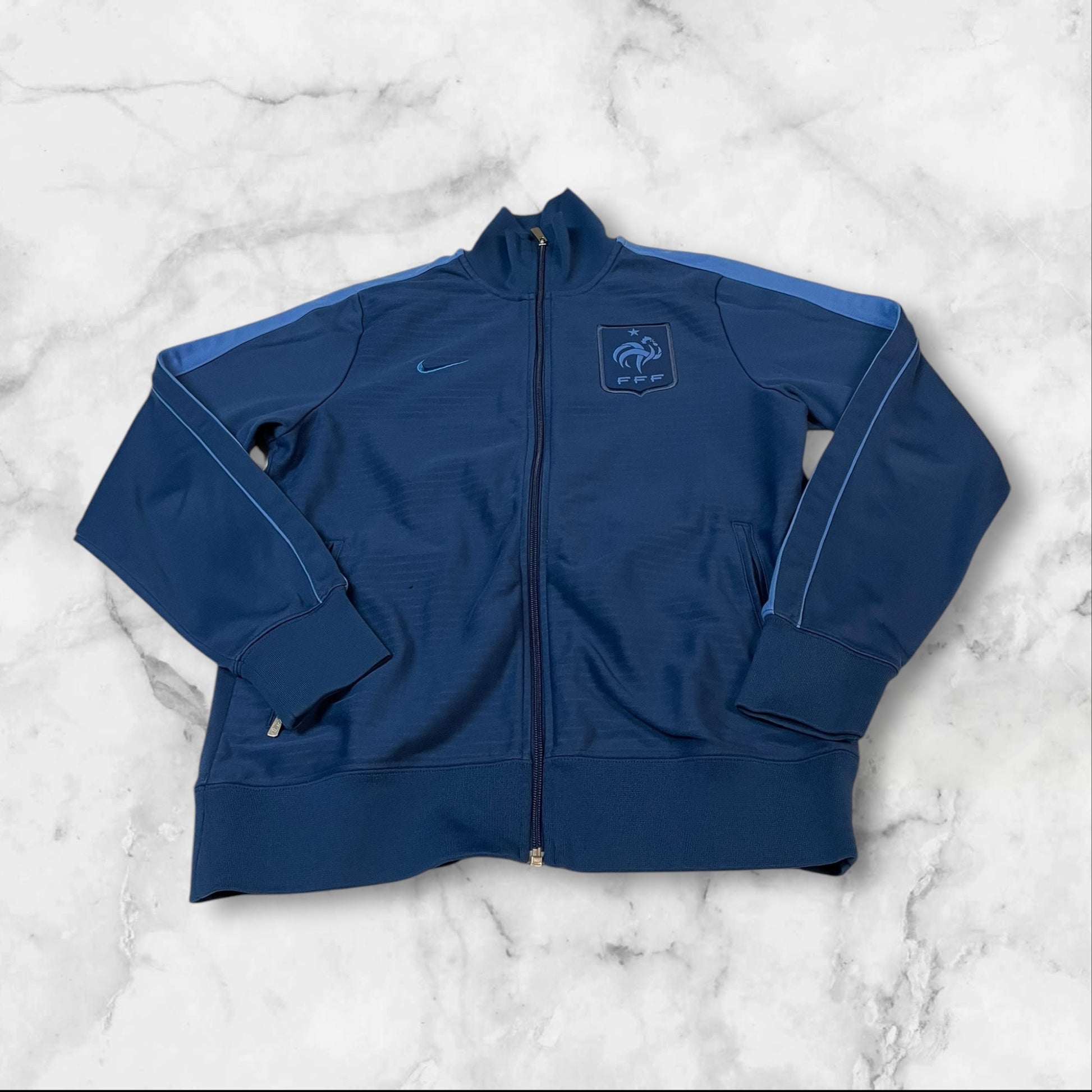 Entdecke unsere Vintage Track Pants von Nike und anderen Marken, erhältlich bei Valuxery.de - Dein Shop für trendige Vintage - Kleidung. Unsere Track Pants sind aus hochwertigen Materialien und