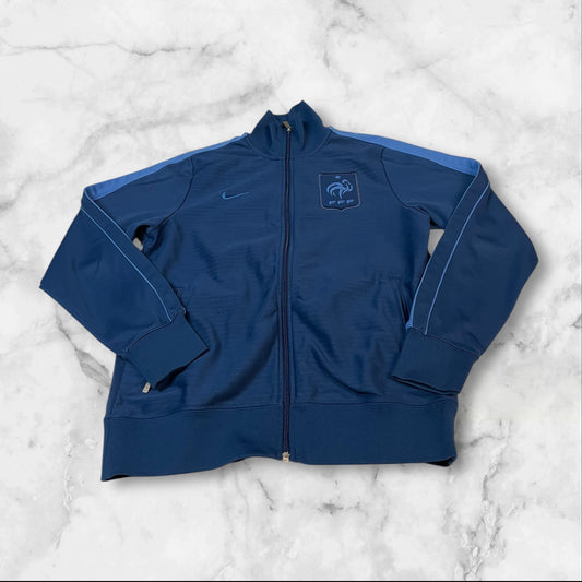 Entdecke unsere Vintage Track Pants von Nike und anderen Marken, erhältlich bei Valuxery.de - Dein Shop für trendige Vintage - Kleidung. Unsere Track Pants sind aus hochwertigen Materialien und