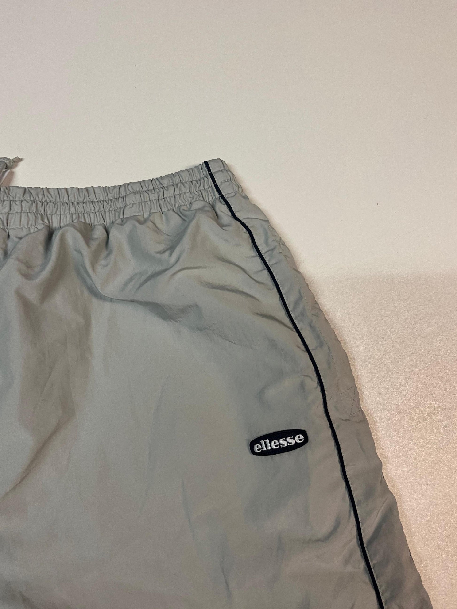 Entdecke unsere Vintage Track Pants von Nike und anderen Marken, erhältlich bei Valuxery.de - Dein Shop für trendige Vintage - Kleidung. Unsere Track Pants sind aus hochwertigen Materialien und