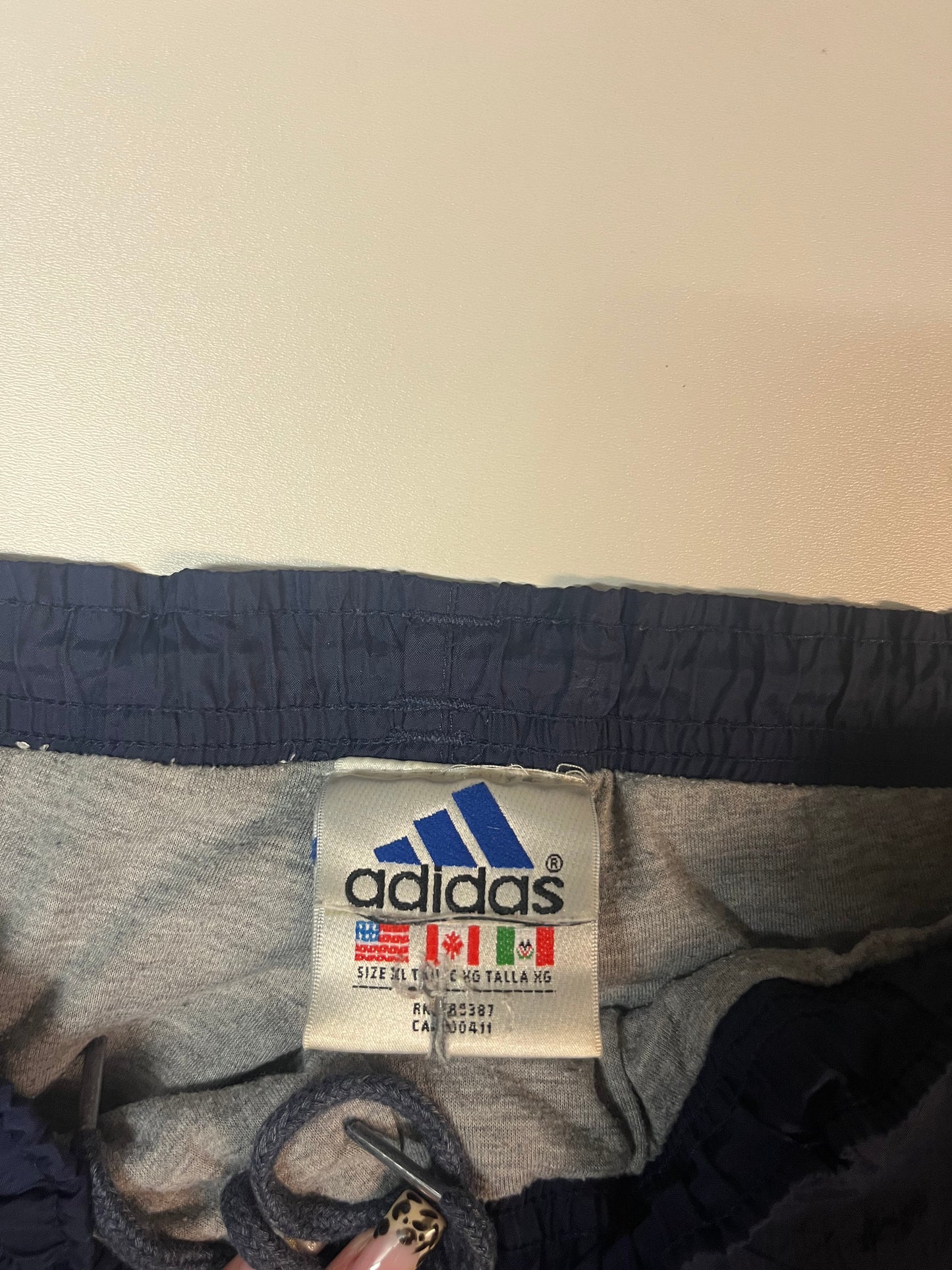 Entdecke unsere Vintage Track Pants von Nike und anderen Marken, erhältlich bei Valuxery.de - Dein Shop für trendige Vintage - Kleidung. Unsere Track Pants sind aus hochwertigen Materialien und