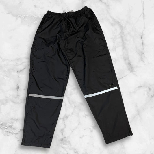 Entdecke unsere Vintage Track Pants von Nike und anderen Marken, erhältlich bei Valuxery.de - Dein Shop für trendige Vintage - Kleidung. Unsere Track Pants sind aus hochwertigen Materialien und