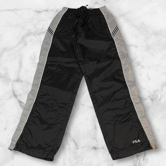 Entdecke unsere Vintage Track Pants von Nike und anderen Marken, erhältlich bei Valuxery.de - Dein Shop für trendige Vintage - Kleidung. Unsere Track Pants sind aus hochwertigen Materialien und