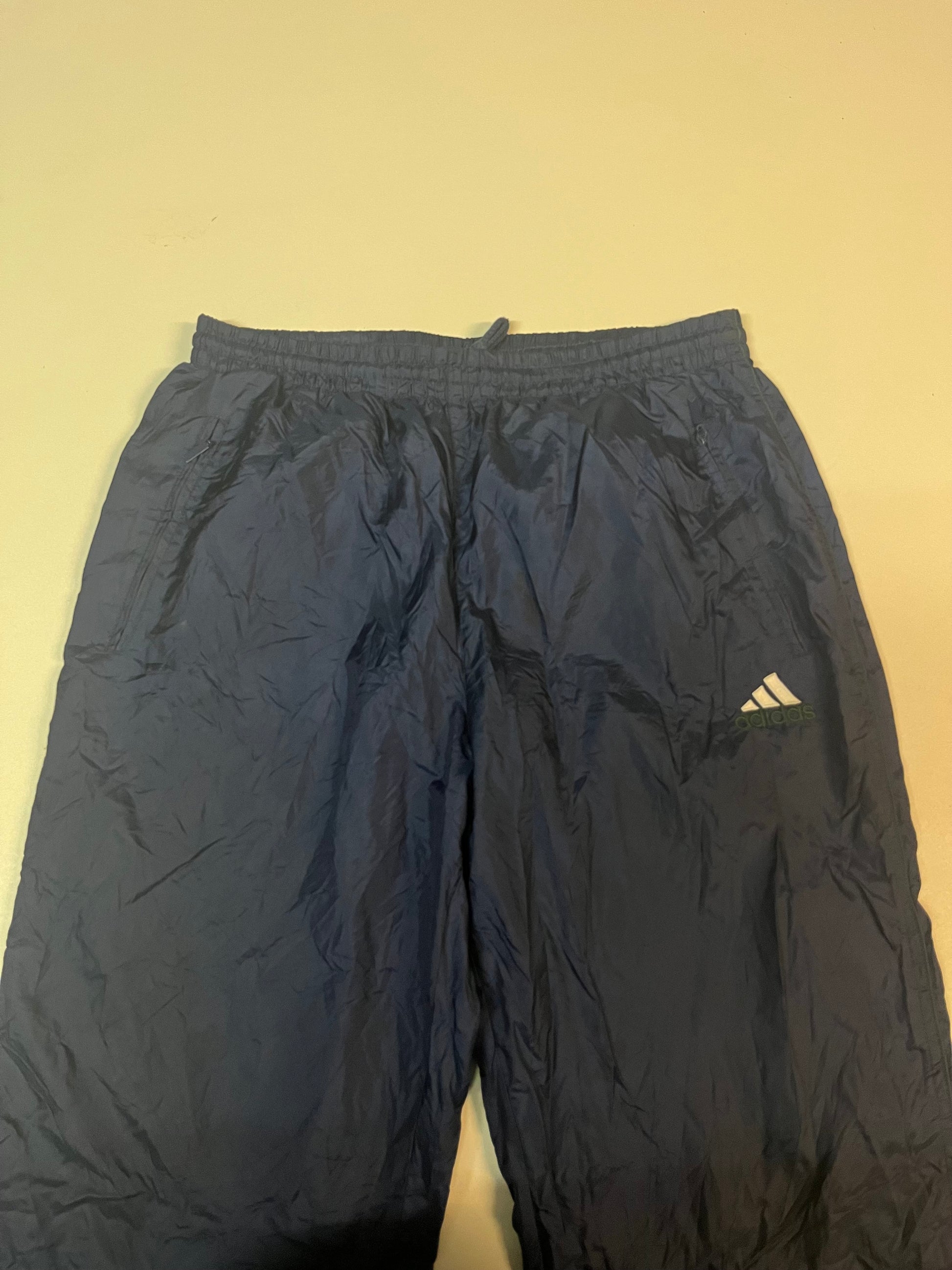 Entdecke unsere Vintage Track Pants von Nike und anderen Marken, erhältlich bei Valuxery.de - Dein Shop für trendige Vintage - Kleidung. Unsere Track Pants sind aus hochwertigen Materialien und