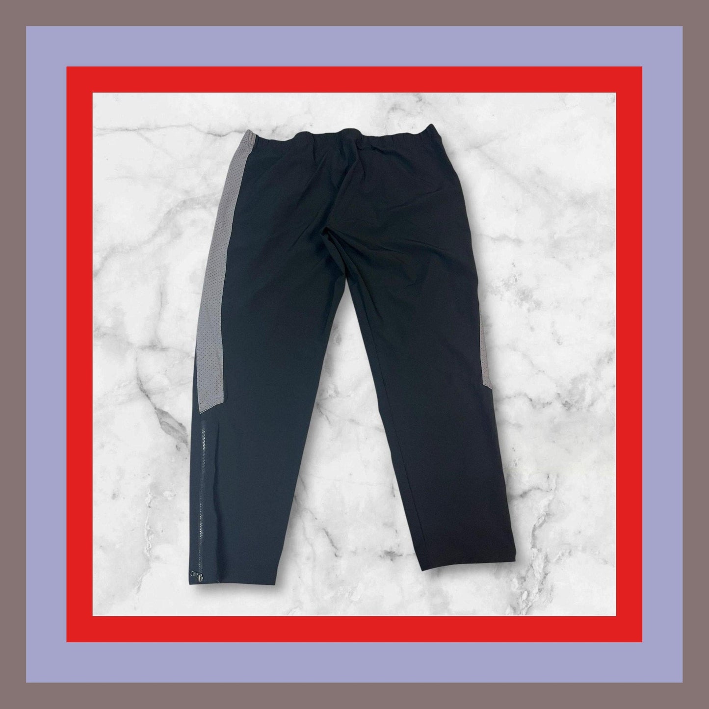 Entdecke unsere Vintage Track Pants von Nike und anderen Marken, erhältlich bei Valuxery.de - Dein Shop für trendige Vintage - Kleidung. Unsere Track Pants sind aus hochwertigen Materialien und