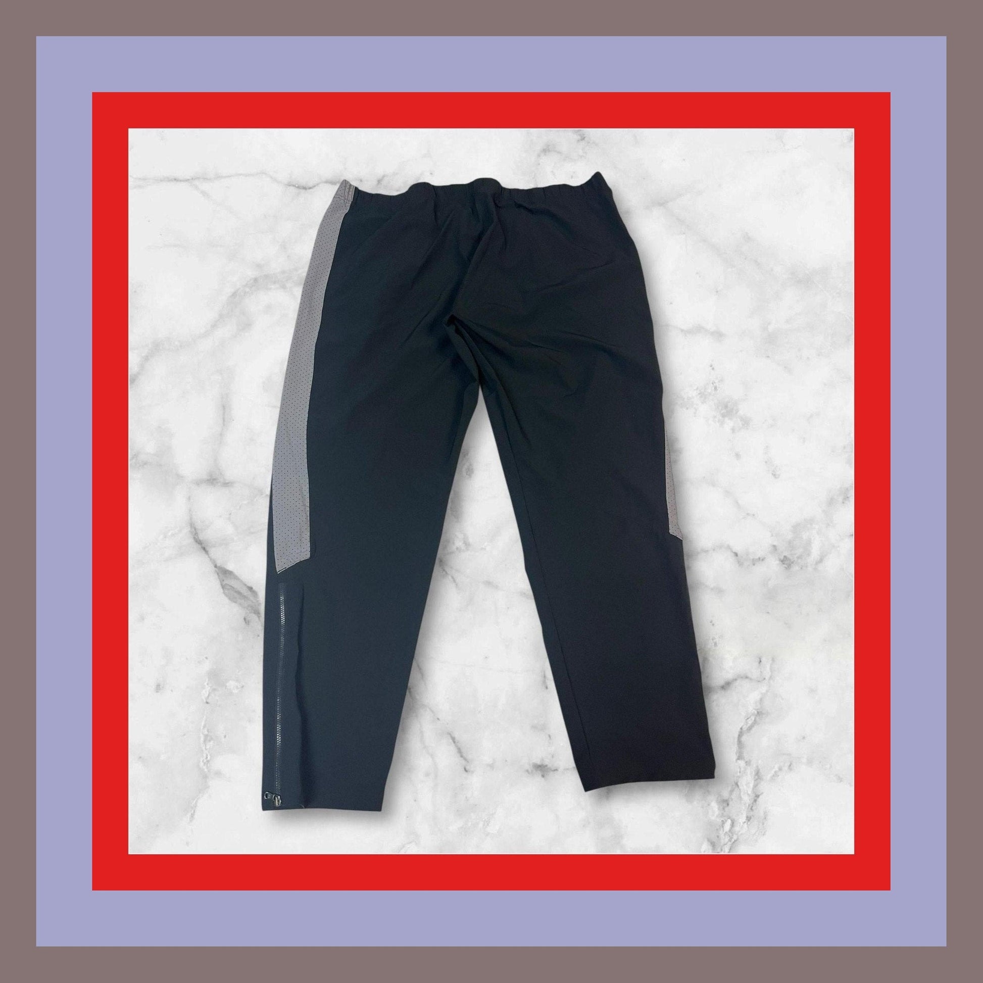 Entdecke unsere Vintage Track Pants von Nike und anderen Marken, erhältlich bei Valuxery.de - Dein Shop für trendige Vintage - Kleidung. Unsere Track Pants sind aus hochwertigen Materialien und