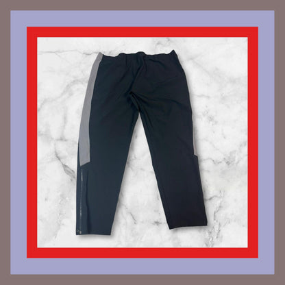 Entdecke unsere Vintage Track Pants von Nike und anderen Marken, erhältlich bei Valuxery.de - Dein Shop für trendige Vintage - Kleidung. Unsere Track Pants sind aus hochwertigen Materialien und