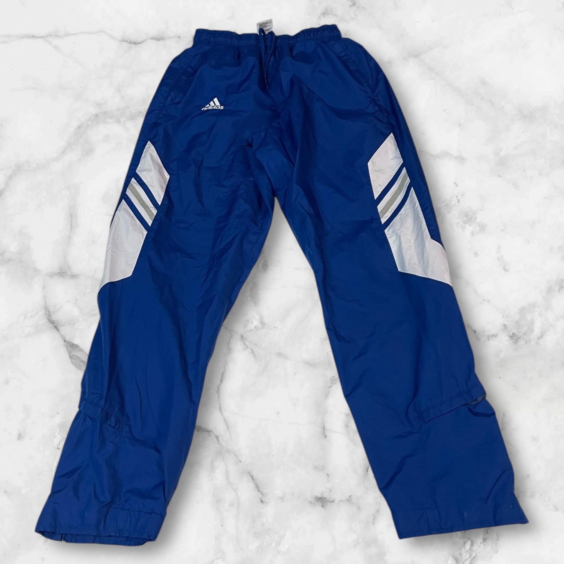 Entdecke unsere Vintage Track Pants von Nike und anderen Marken, erhältlich bei Valuxery.de - Dein Shop für trendige Vintage - Kleidung. Unsere Track Pants sind aus hochwertigen Materialien und