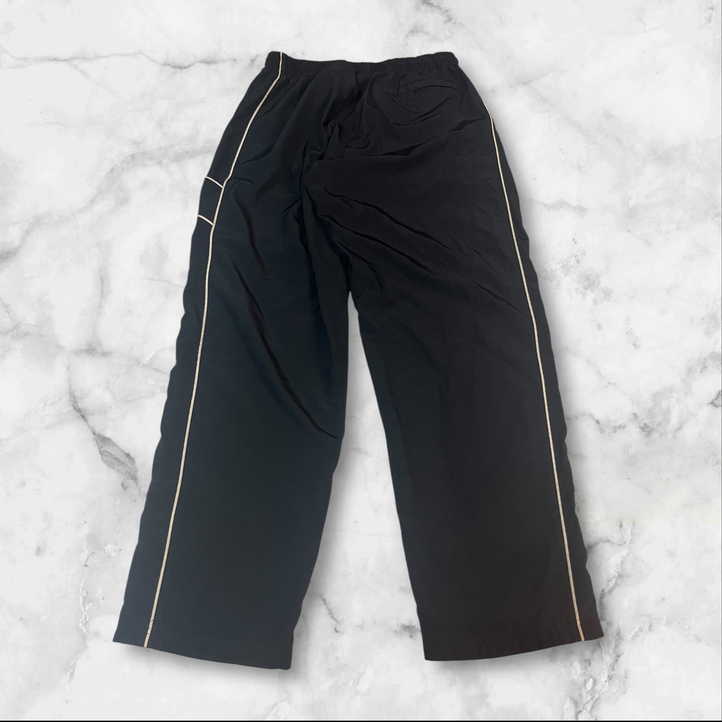 Entdecke unsere Vintage Track Pants von Nike und anderen Marken, erhältlich bei Valuxery.de - Dein Shop für trendige Vintage - Kleidung. Unsere Track Pants sind aus hochwertigen Materialien und