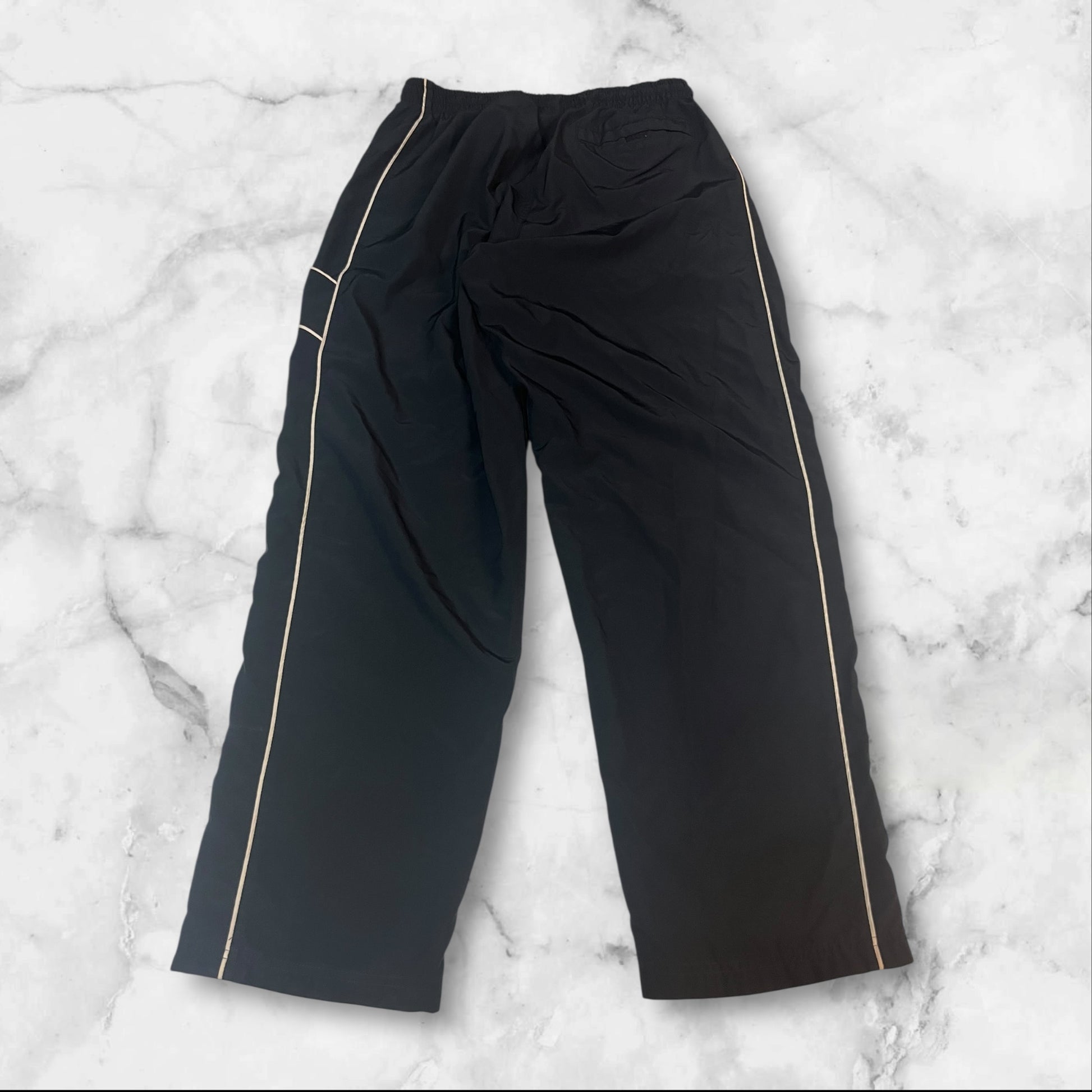 Entdecke unsere Vintage Track Pants von Nike und anderen Marken, erhältlich bei Valuxery.de - Dein Shop für trendige Vintage - Kleidung. Unsere Track Pants sind aus hochwertigen Materialien und