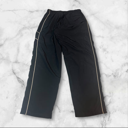 Entdecke unsere Vintage Track Pants von Nike und anderen Marken, erhältlich bei Valuxery.de - Dein Shop für trendige Vintage - Kleidung. Unsere Track Pants sind aus hochwertigen Materialien und