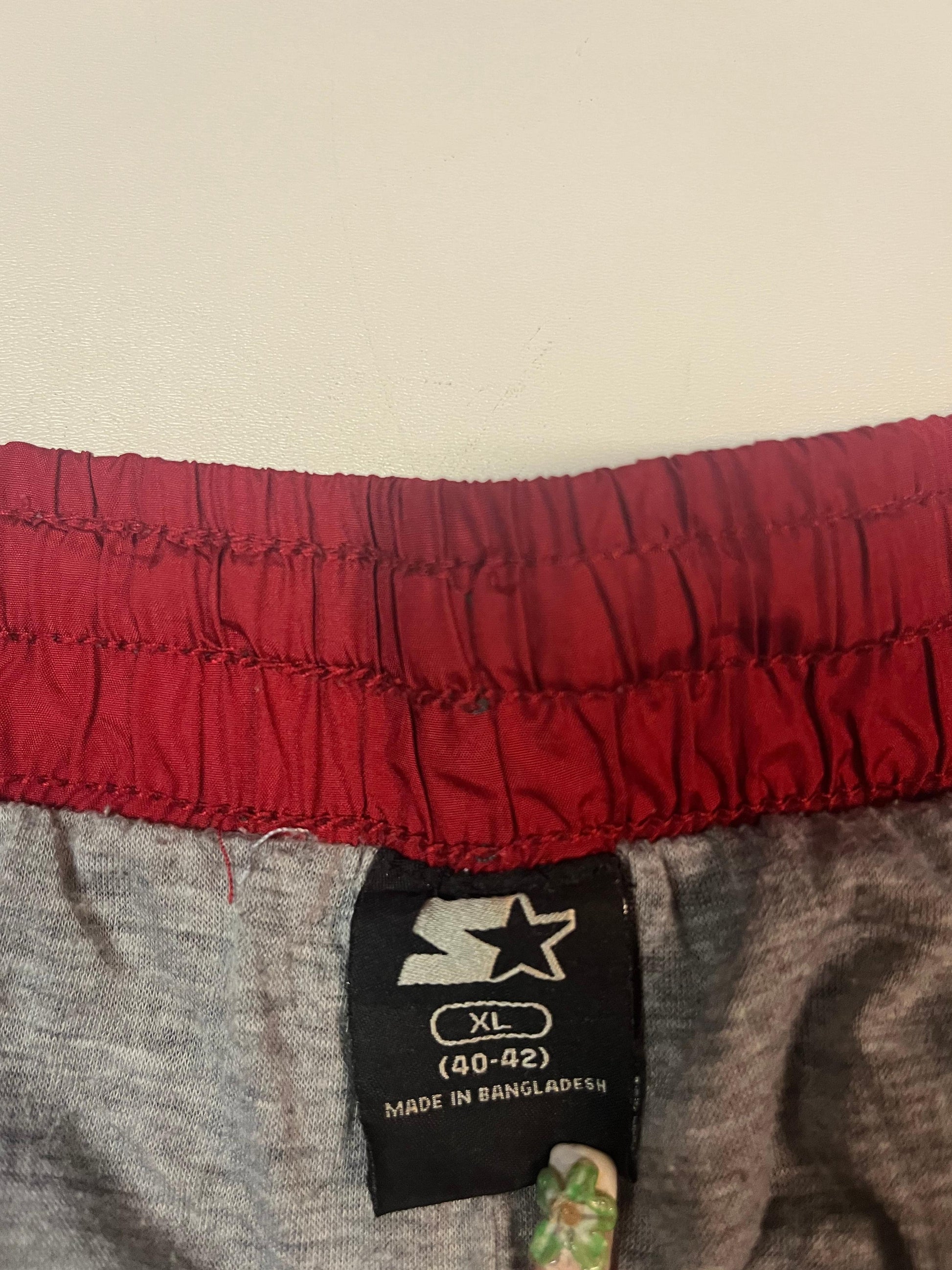 Entdecke unsere Vintage Track Pants von Nike und anderen Marken, erhältlich bei Valuxery.de - Dein Shop für trendige Vintage - Kleidung. Unsere Track Pants sind aus hochwertigen Materialien und