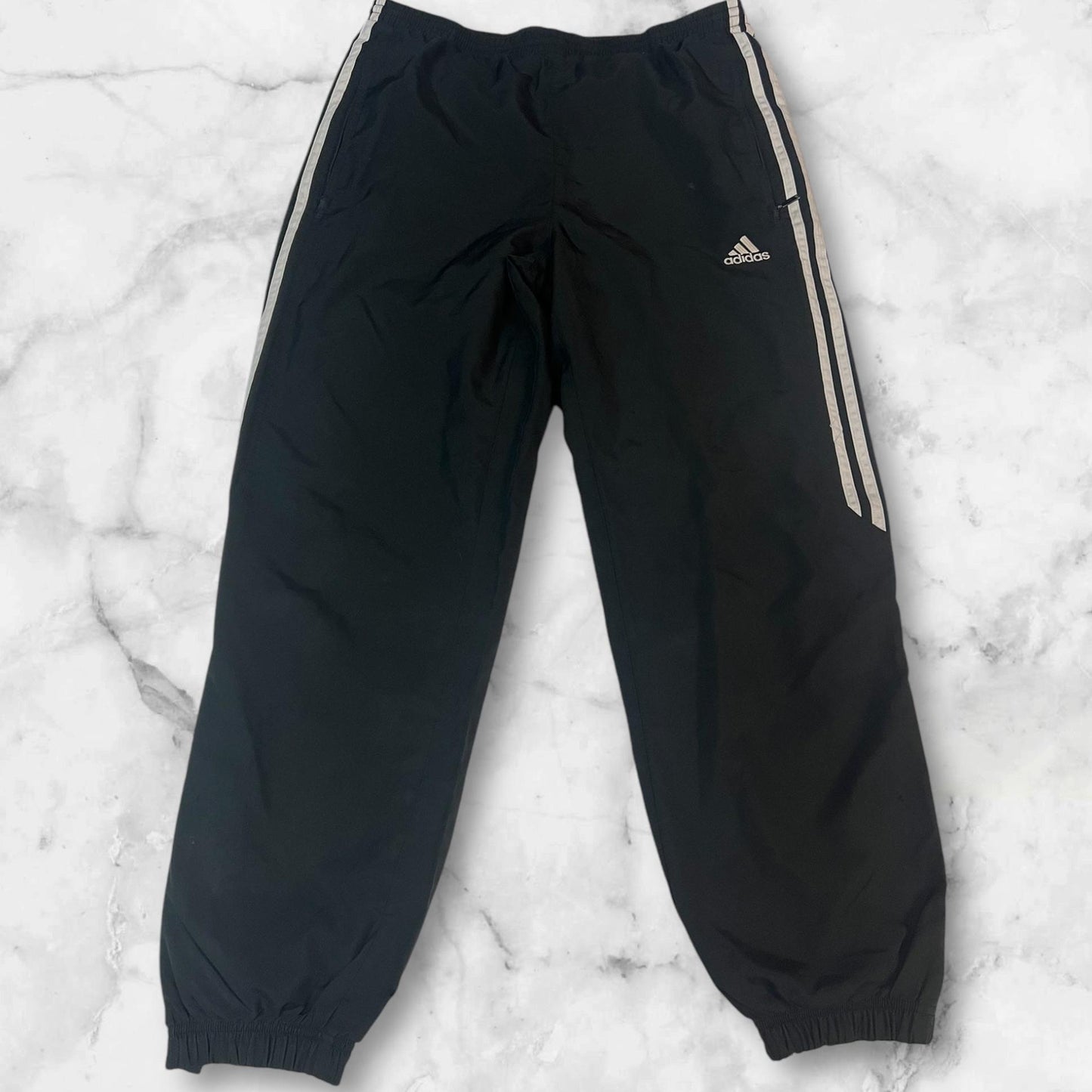 Entdecke unsere Vintage Track Pants von Nike und anderen Marken, erhältlich bei Valuxery.de - Dein Shop für trendige Vintage - Kleidung. Unsere Track Pants sind aus hochwertigen Materialien und