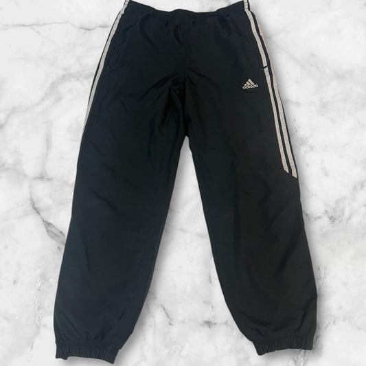 Entdecke unsere Vintage Track Pants von Nike und anderen Marken, erhältlich bei Valuxery.de - Dein Shop für trendige Vintage - Kleidung. Unsere Track Pants sind aus hochwertigen Materialien und